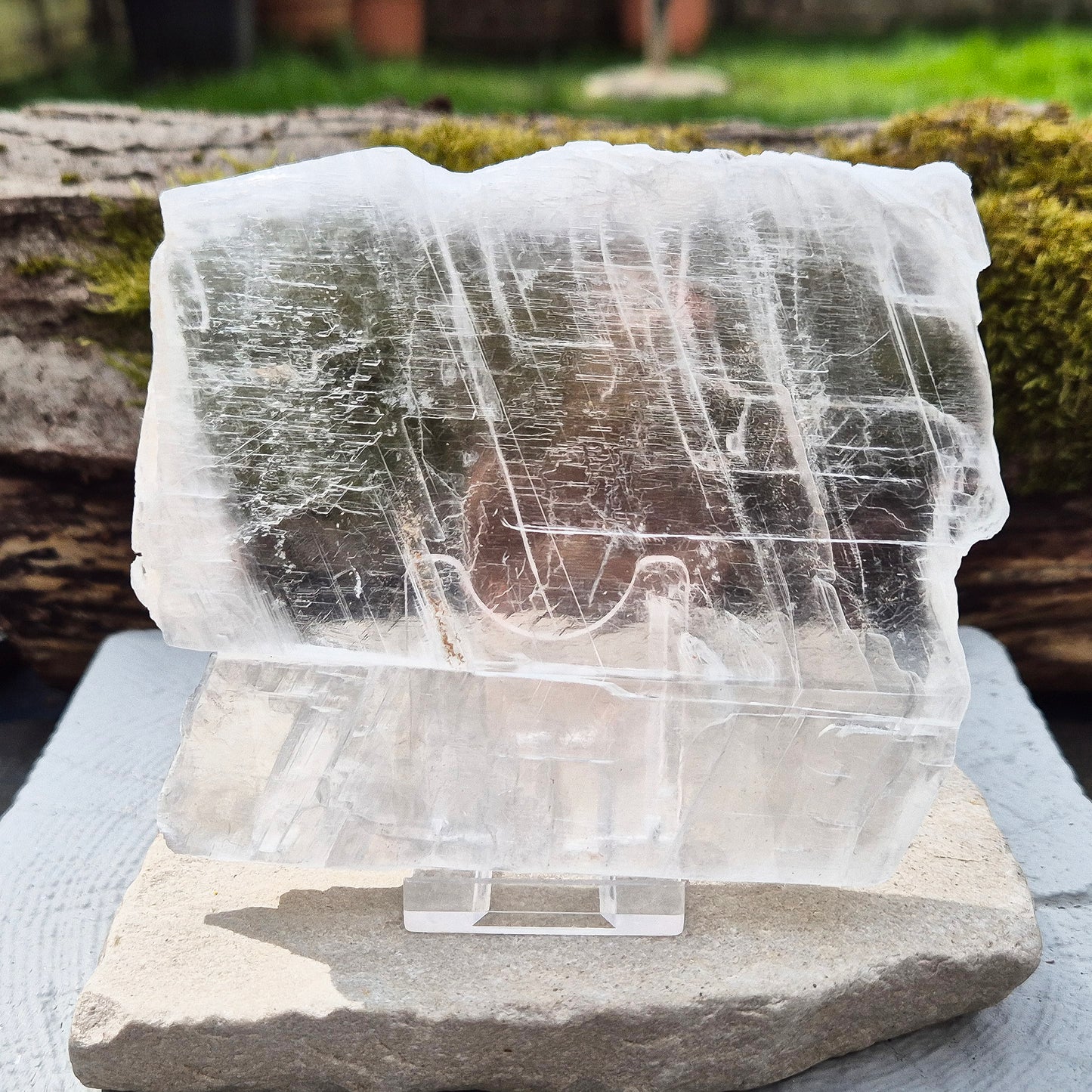 This striking Selenite Window, also known as “Utah Ice,” comes directly from the Glitter Mountain site on the Utah-Arizona border. Naturally formed with exceptional clarity and shine, these high-quality pieces are carefully selected for their purity and luminous appearance.