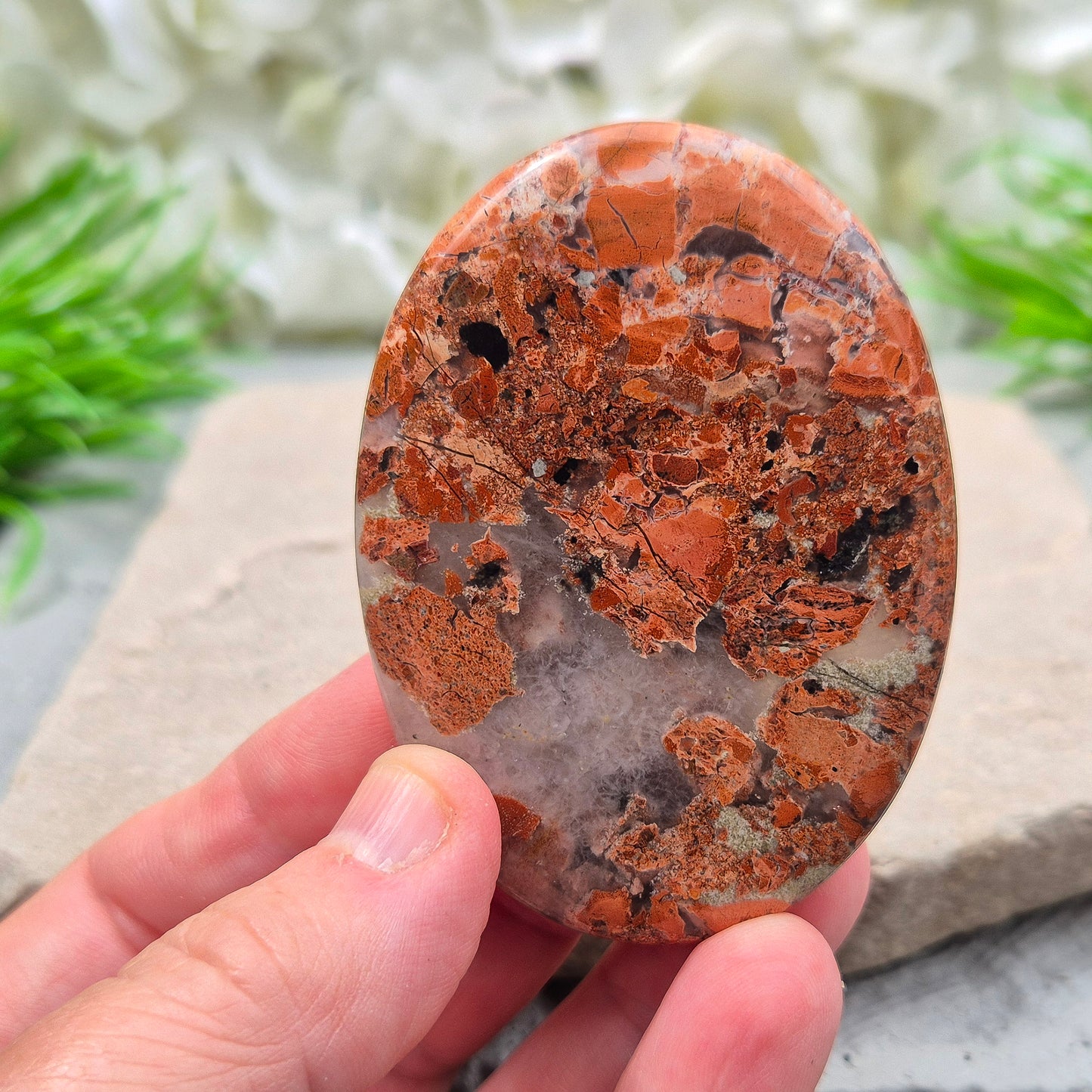 This vibrant Poppy Jasper crystal from the USA features earthy red colouring. It carries a dynamic and joyful energy that adapts to your needs—whether that’s a spark of motivation or a moment of emotional stillness. It encourages you to be honest with yourself, to act with strength, and to see things through to completion.