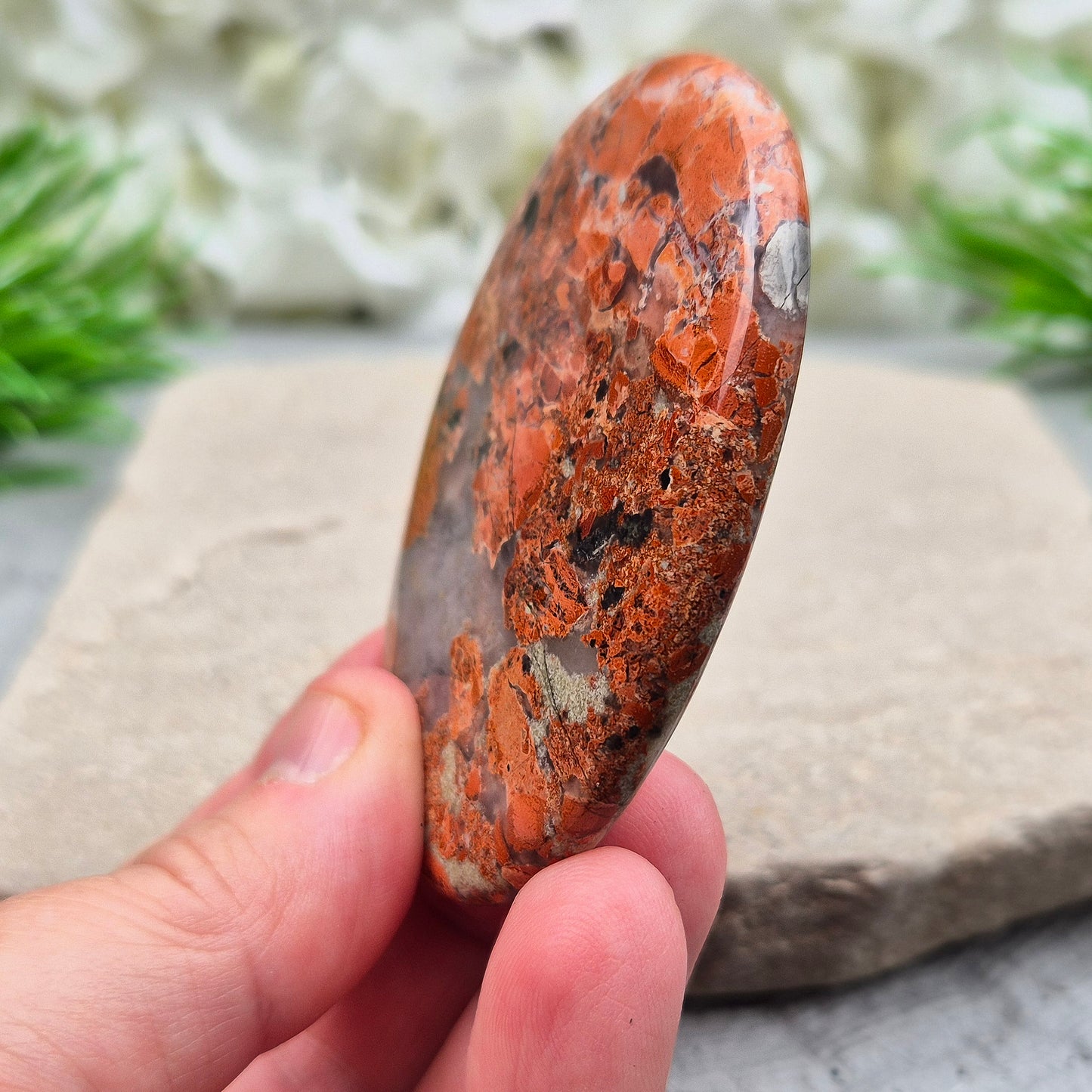This vibrant Poppy Jasper crystal from the USA features earthy red colouring. It carries a dynamic and joyful energy that adapts to your needs—whether that’s a spark of motivation or a moment of emotional stillness. It encourages you to be honest with yourself, to act with strength, and to see things through to completion.