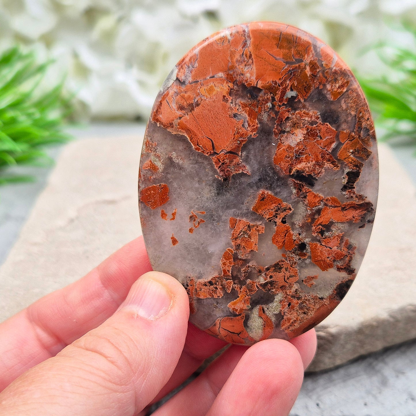 This vibrant Poppy Jasper crystal from the USA features earthy red colouring. It carries a dynamic and joyful energy that adapts to your needs—whether that’s a spark of motivation or a moment of emotional stillness. It encourages you to be honest with yourself, to act with strength, and to see things through to completion.
