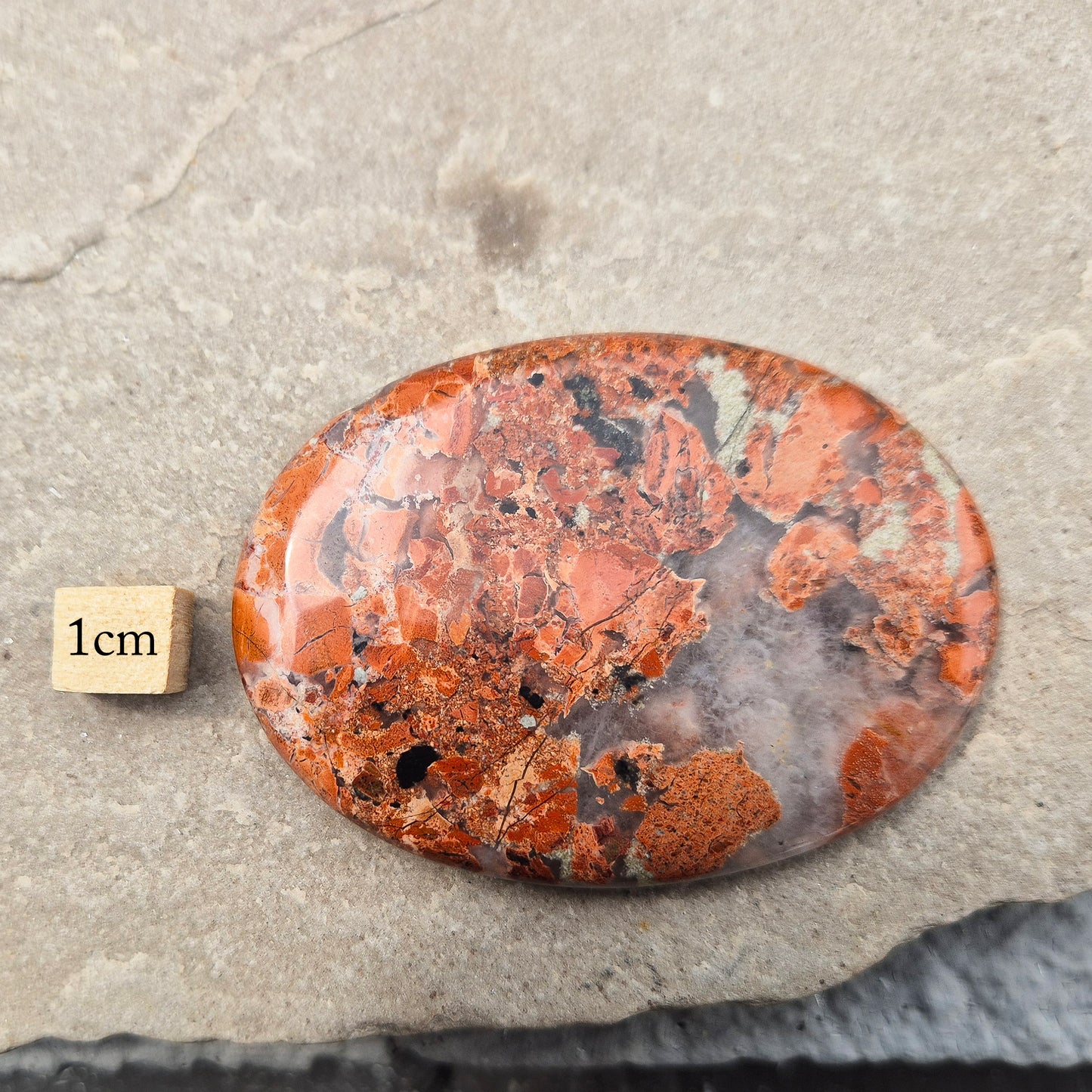 This vibrant Poppy Jasper crystal from the USA features earthy red colouring. It carries a dynamic and joyful energy that adapts to your needs—whether that’s a spark of motivation or a moment of emotional stillness. It encourages you to be honest with yourself, to act with strength, and to see things through to completion.