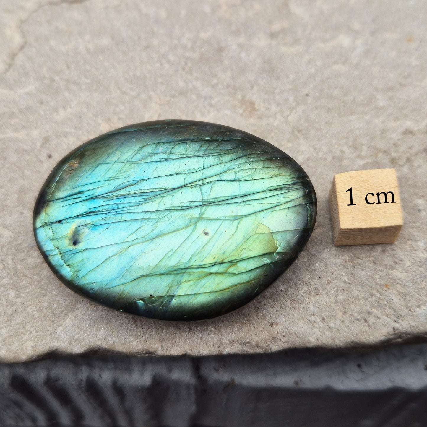 Labradorite Crystal Palm Stone, blue green flash | Ideal to Carry With You or Have in Your Bag or Pocket