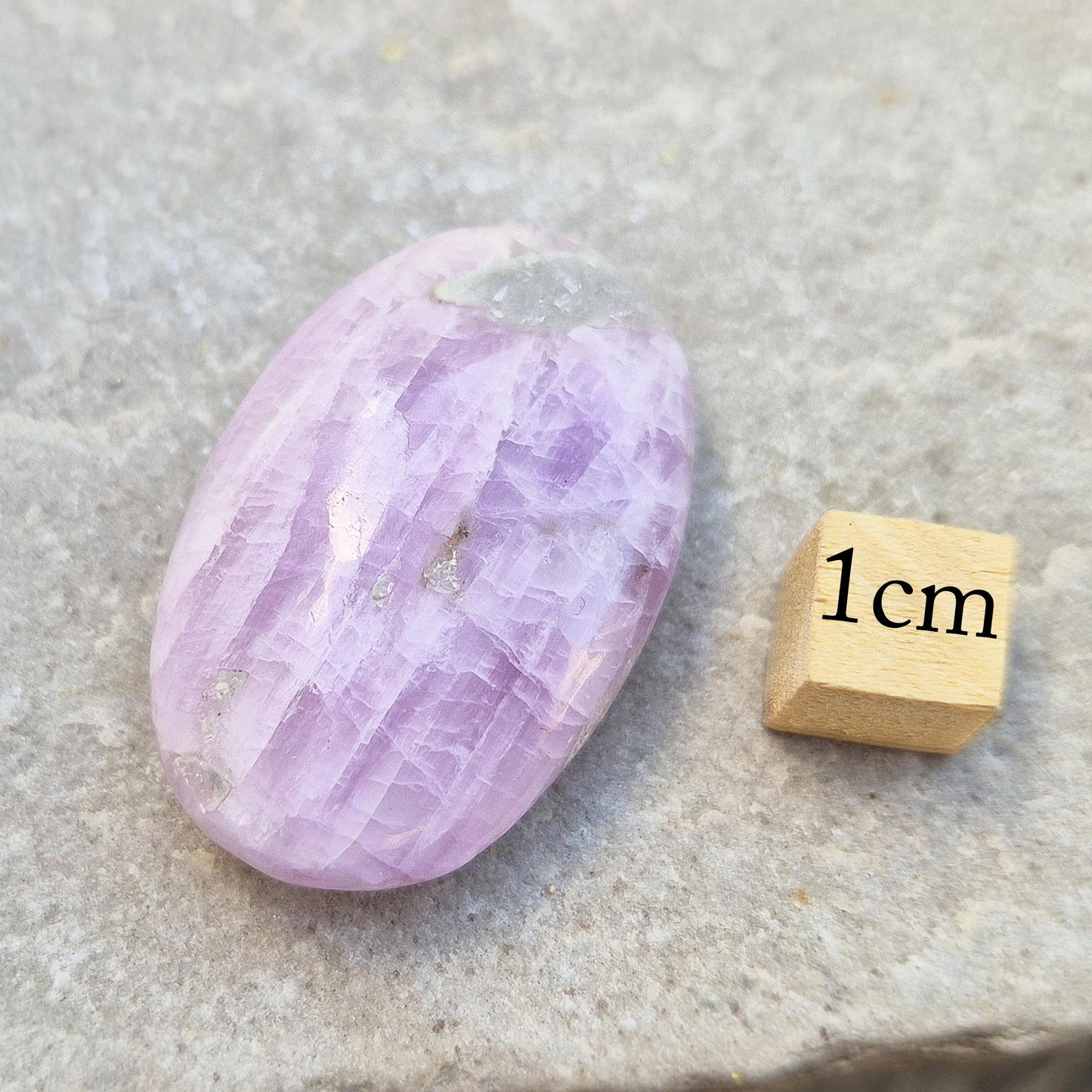 Lilac Kunzite palm stone with gentle, high-vibration energy. Opens the heart to love, eases stress and anxiety, and supports calm, centred meditation.