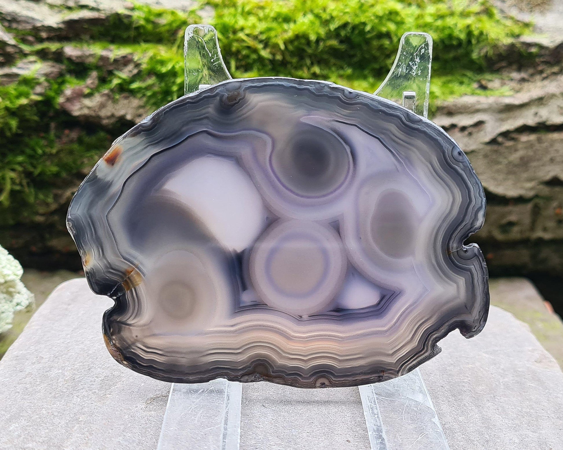 Elevate your being with an Agate crystal slice. Find balance, harmony & confidence. Enhance concentration, soothe, & cleanse negativity.