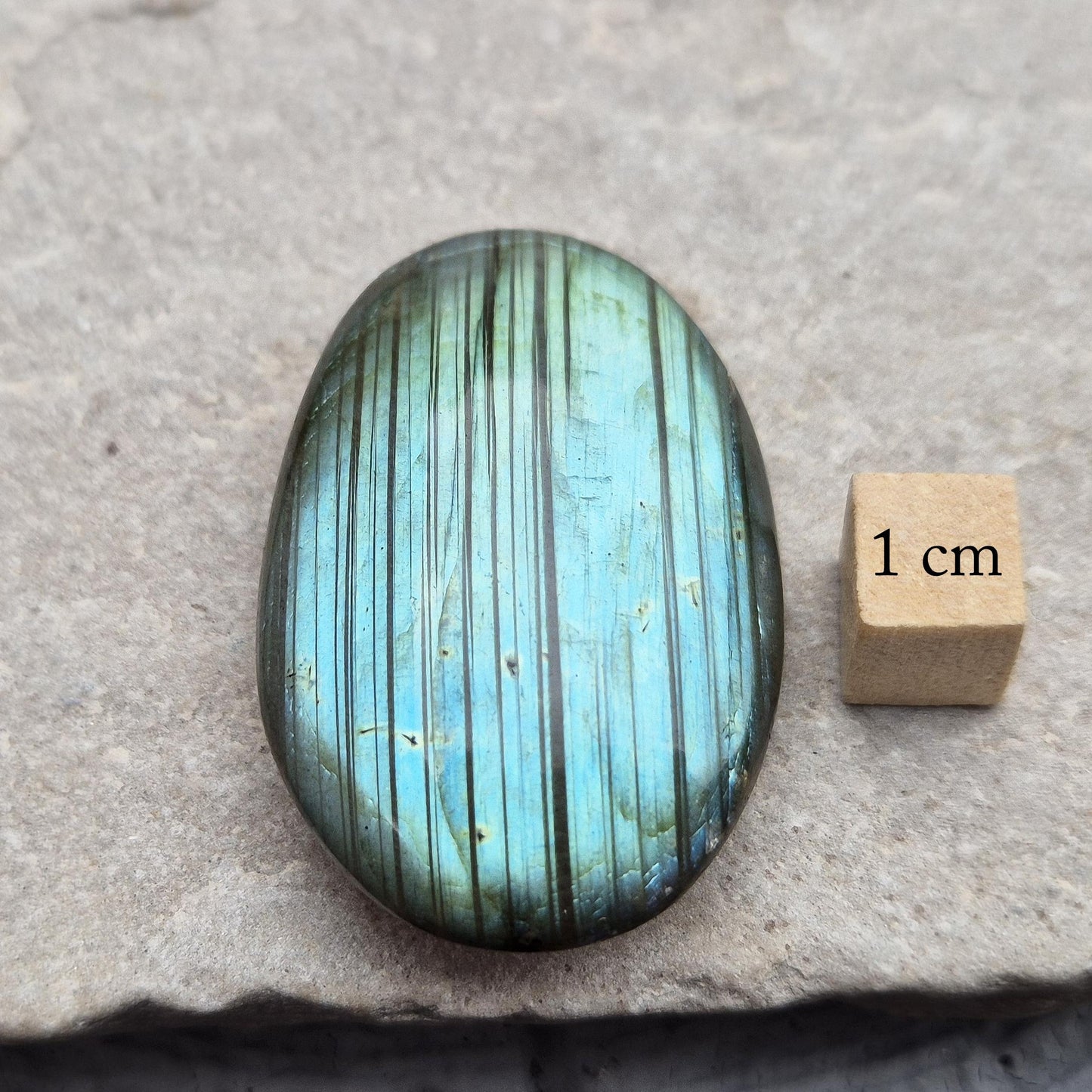 Blue Flash Labradorite Palm Stone: Pocket Crystal
