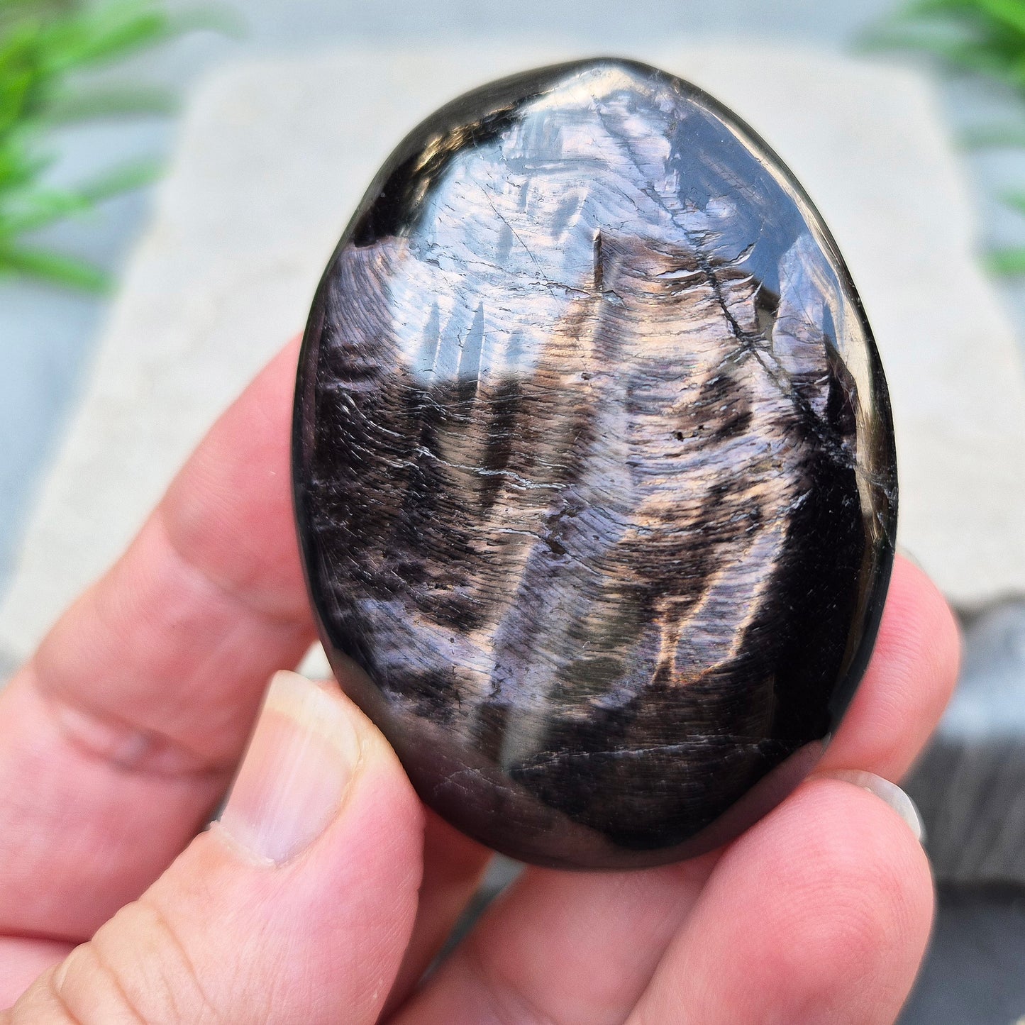 Hypersthene Palm Stone helps calm the mind, strengthen intuition, and restore inner balance — a grounding ally for clarity and quiet confidence.