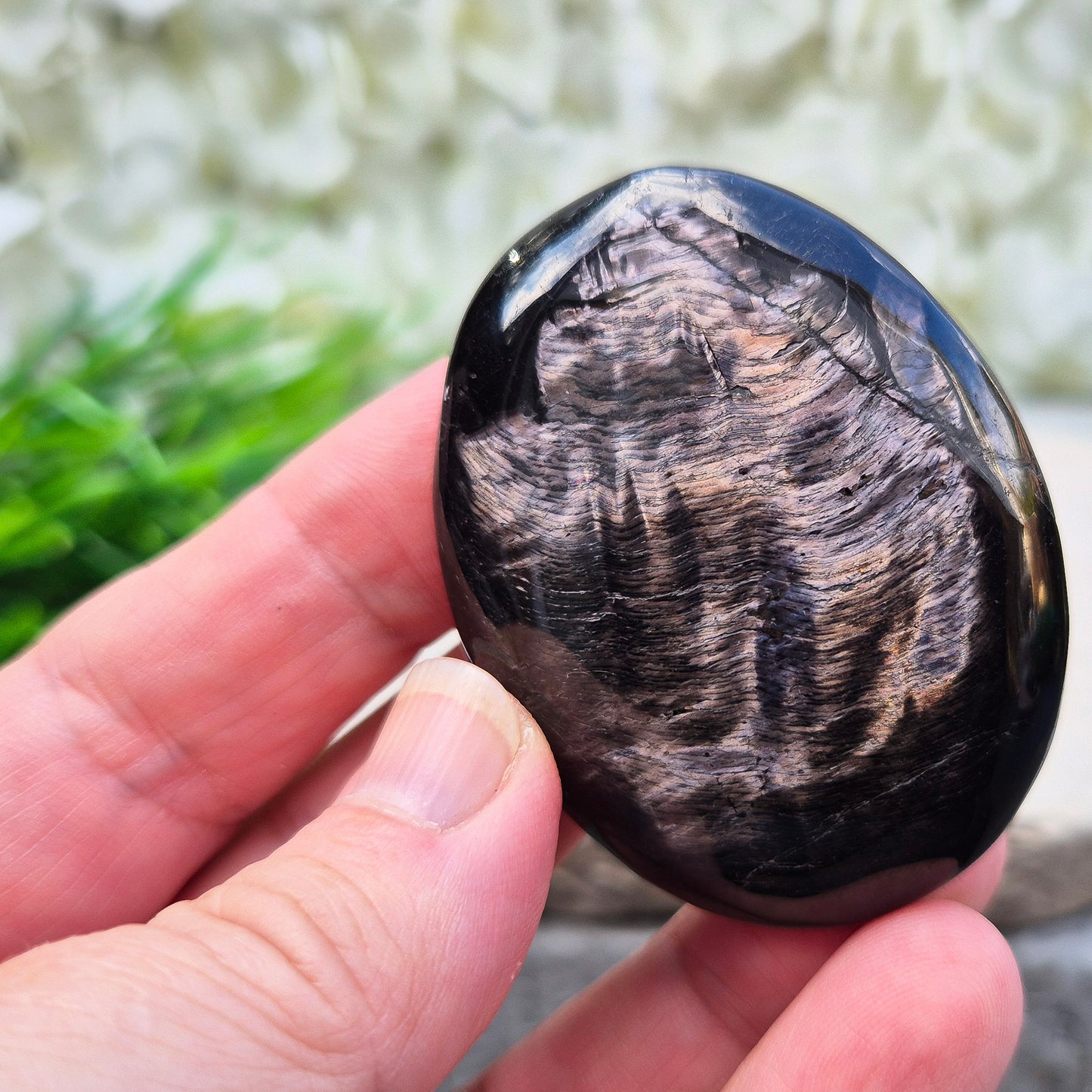 Hypersthene Palm Stone helps calm the mind, strengthen intuition, and restore inner balance — a grounding ally for clarity and quiet confidence.