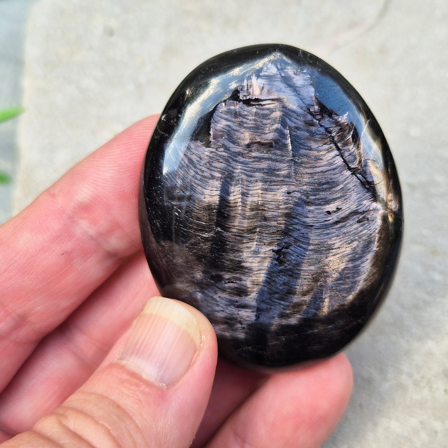 Hypersthene Palm Stone helps calm the mind, strengthen intuition, and restore inner balance — a grounding ally for clarity and quiet confidence.
