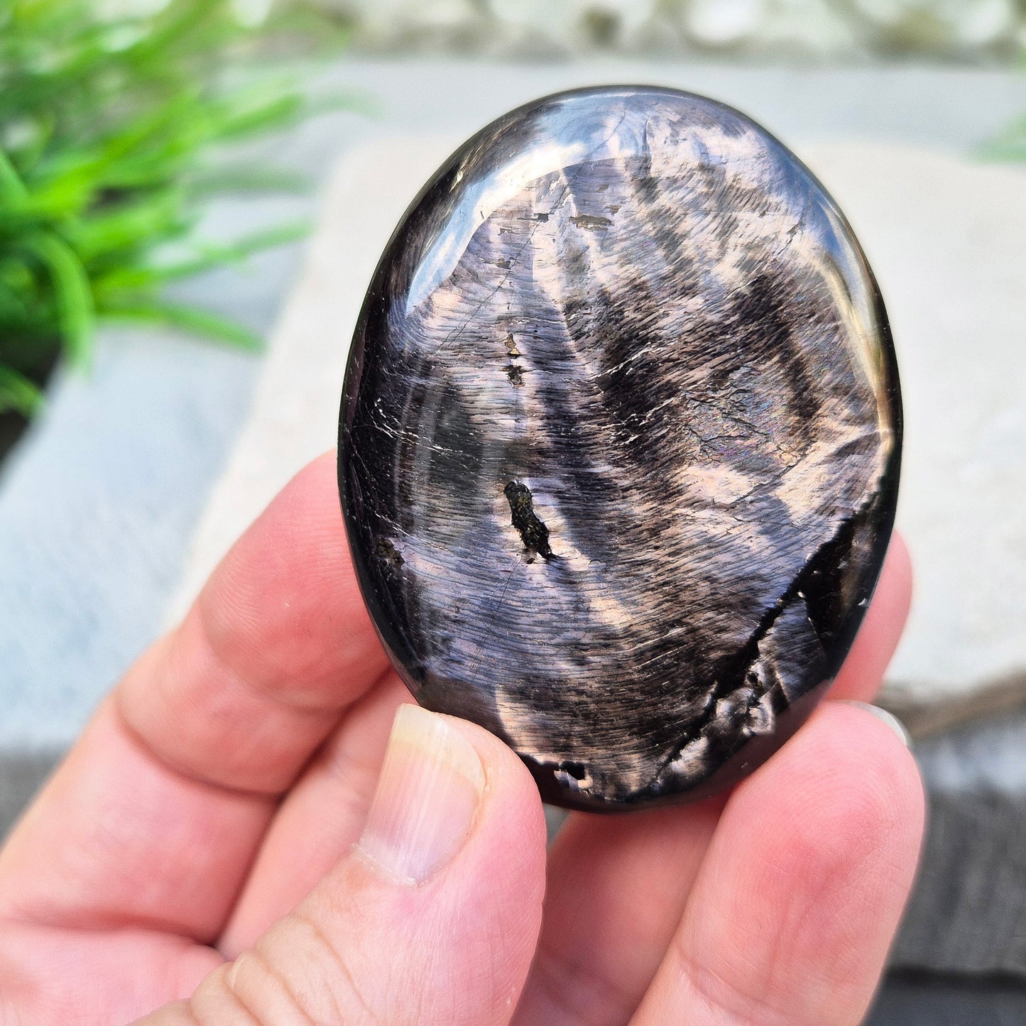 Hypersthene Palm Stone helps calm the mind, strengthen intuition, and restore inner balance — a grounding ally for clarity and quiet confidence.