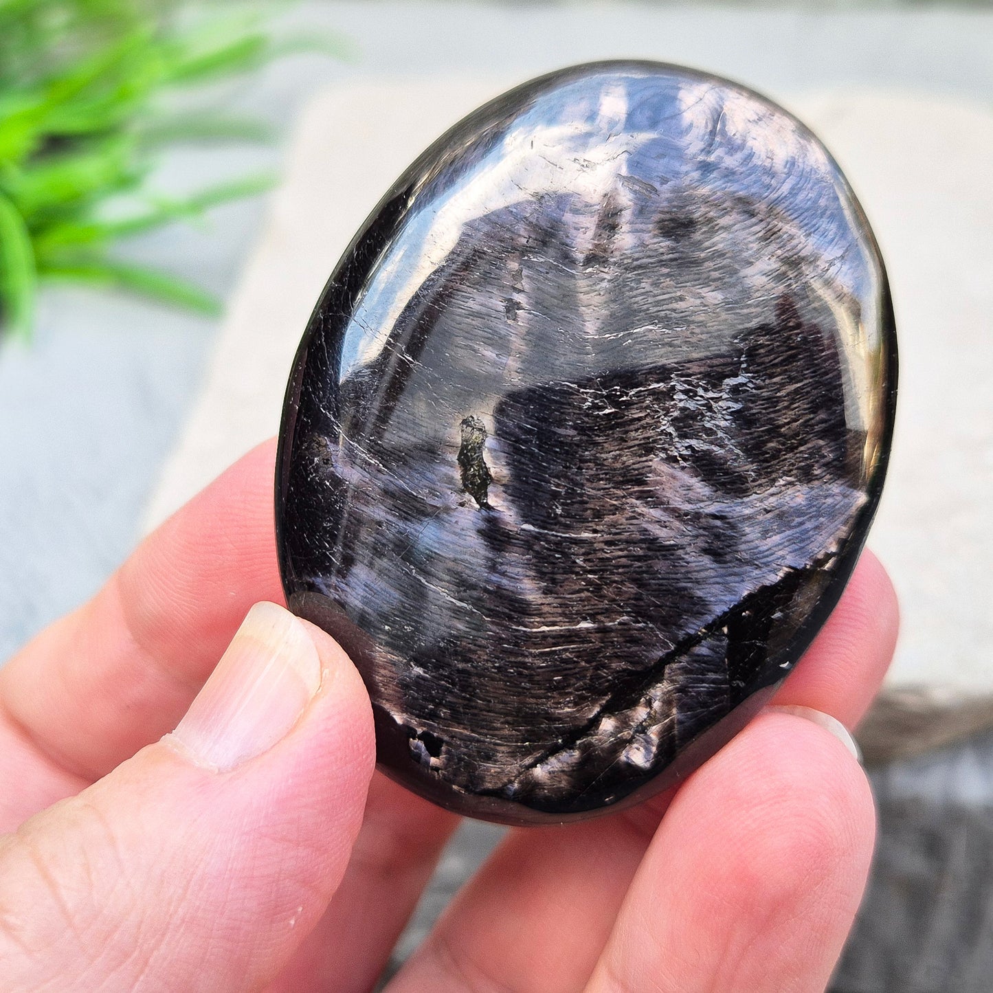 Hypersthene Palm Stone helps calm the mind, strengthen intuition, and restore inner balance — a grounding ally for clarity and quiet confidence.