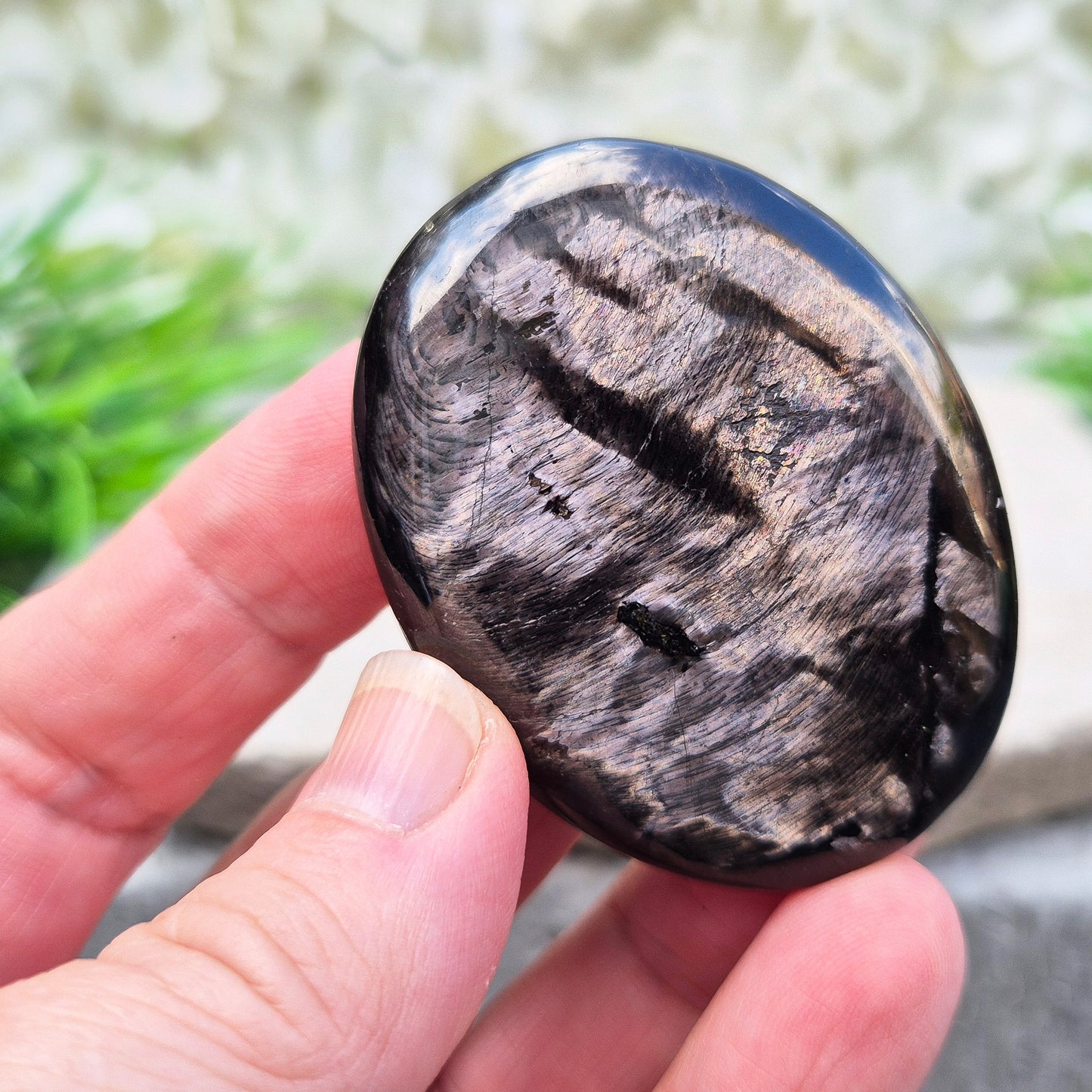 Hypersthene Palm Stone helps calm the mind, strengthen intuition, and restore inner balance — a grounding ally for clarity and quiet confidence.