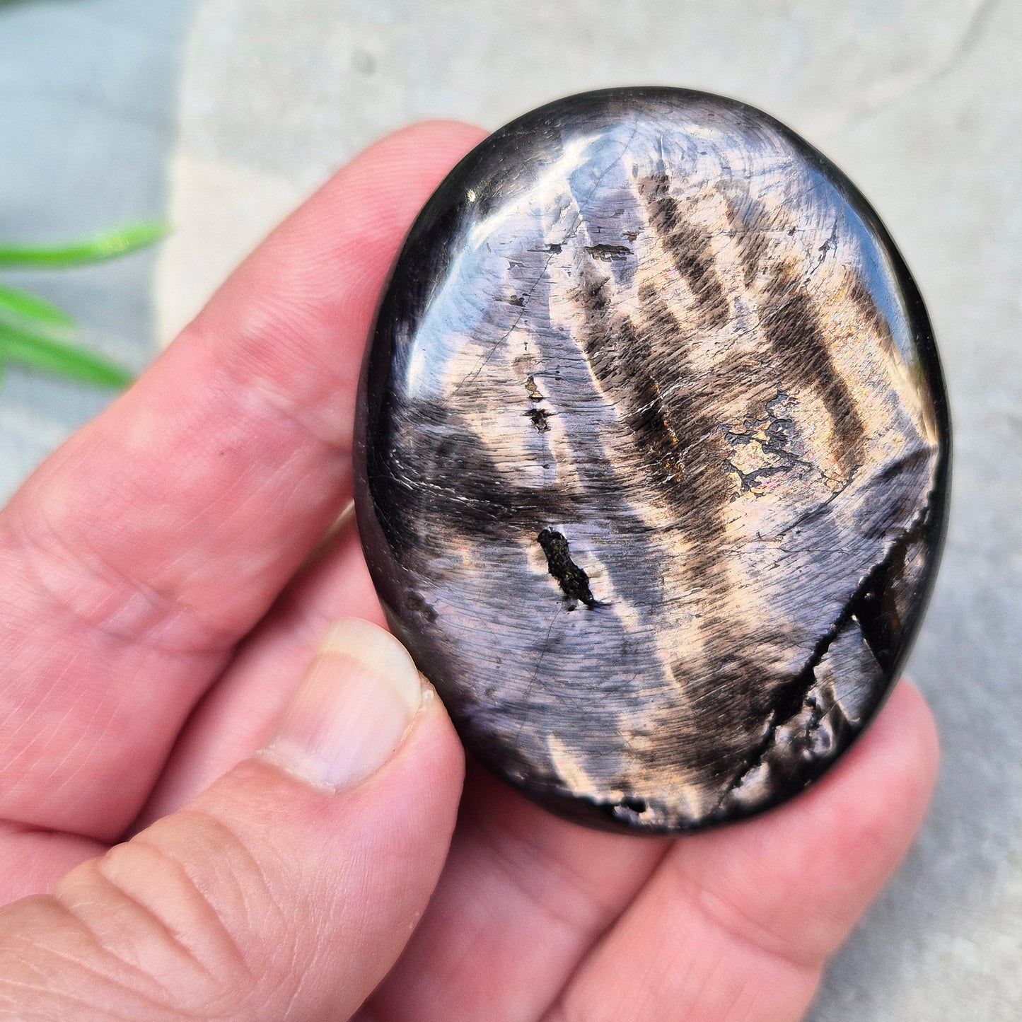 Hypersthene Palm Stone helps calm the mind, strengthen intuition, and restore inner balance — a grounding ally for clarity and quiet confidence.
