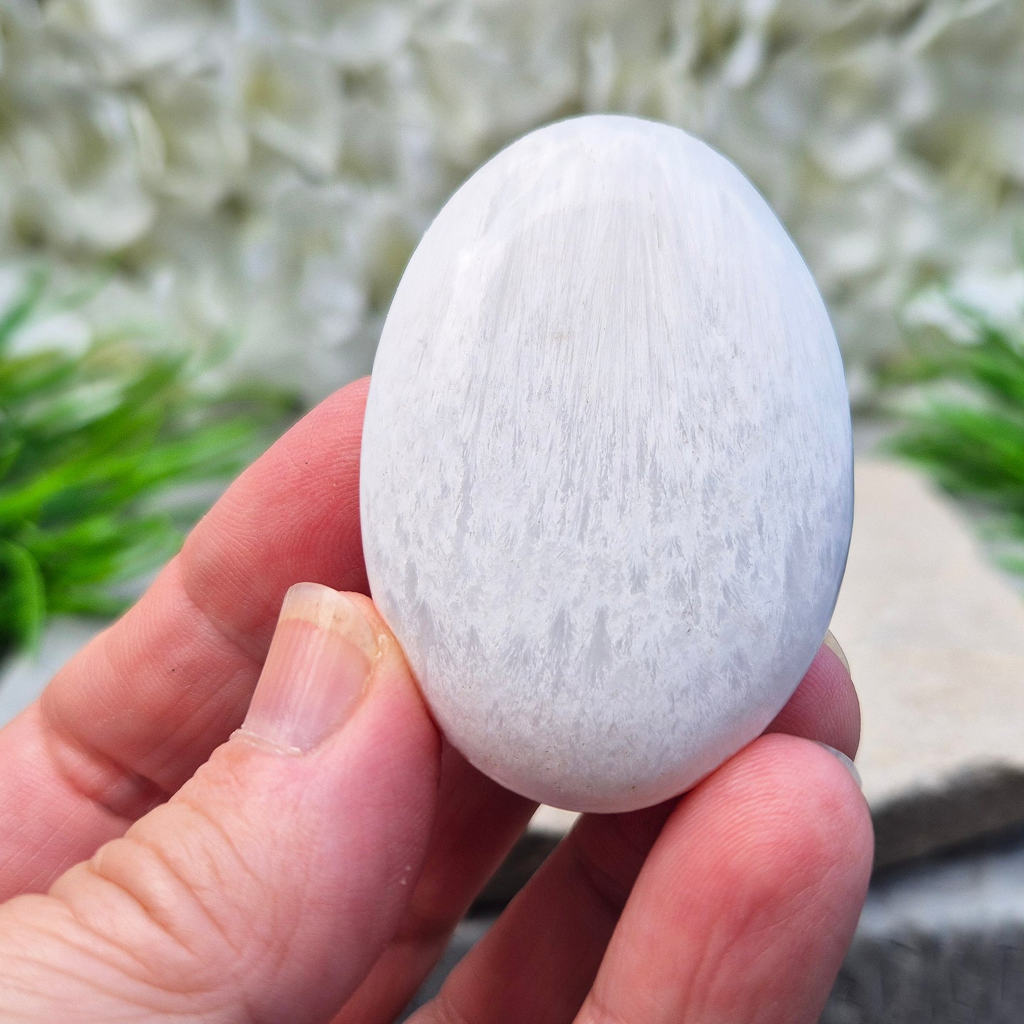 Soothing Scolecite for serenity and balance. Supports meditation, relaxation, and emotional healing with its soft, high-vibrational energy.