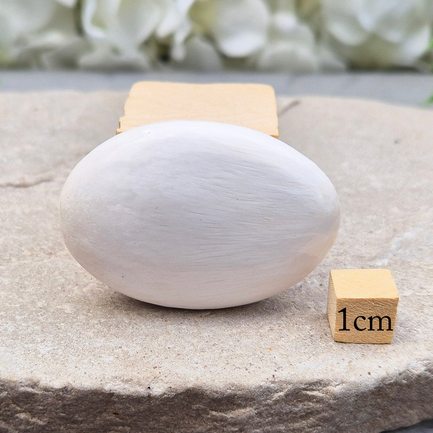 Soothing Scolecite for serenity and balance. Supports meditation, relaxation, and emotional healing with its soft, high-vibrational energy.