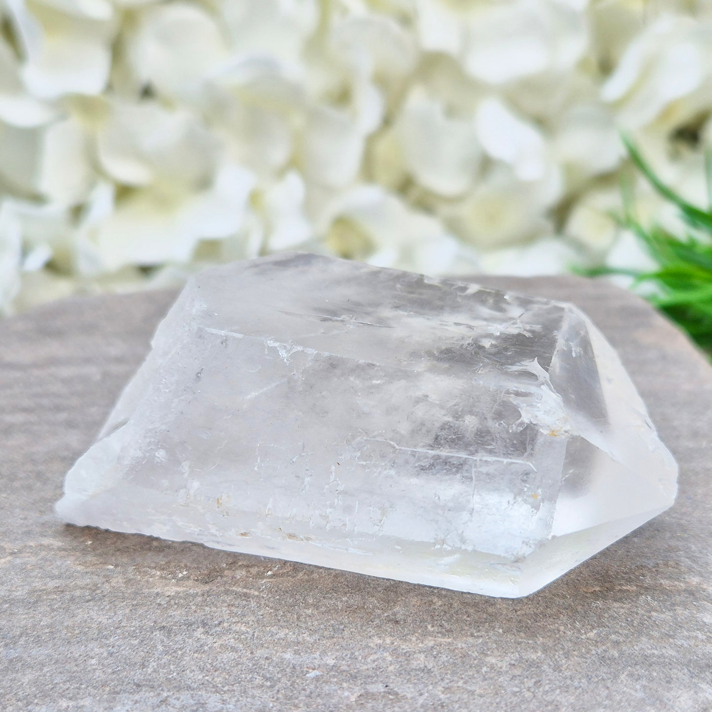 Natural quartz point from Brazil – Beautifully formed, high-quality crystals ideal for amplifying energy, meditation, or display in your crystal collection.