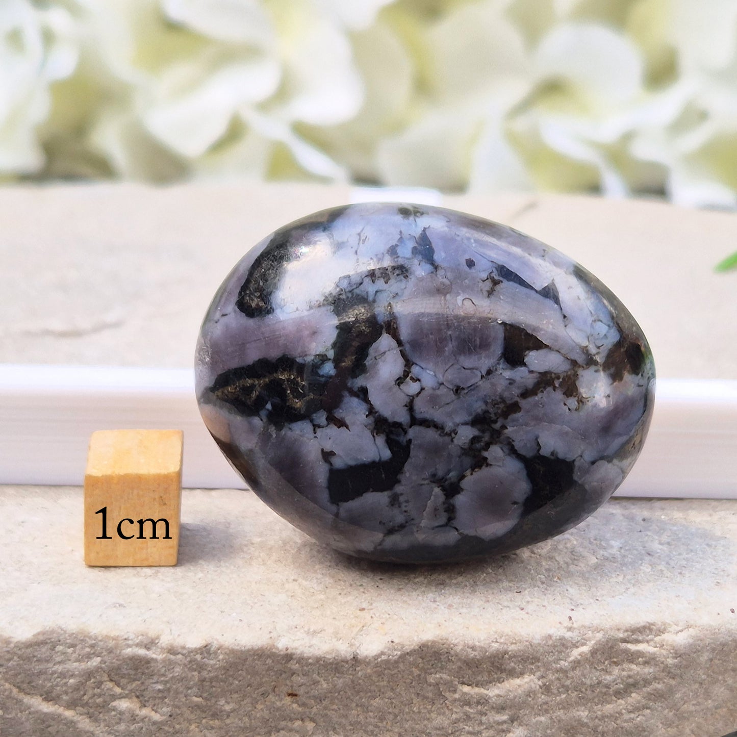 Mystic Merlinite Palm Stone – a grounding and intuitive crystal for meditation, spiritual insight and inner balance. Smooth pocket stone for daily use.