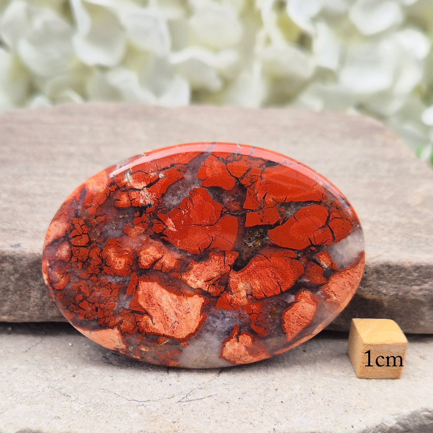 Poppy Jasper palm stone from USA. Boosts vitality, passion, insight and determination. Grounds and balances your energy when you need a lift.