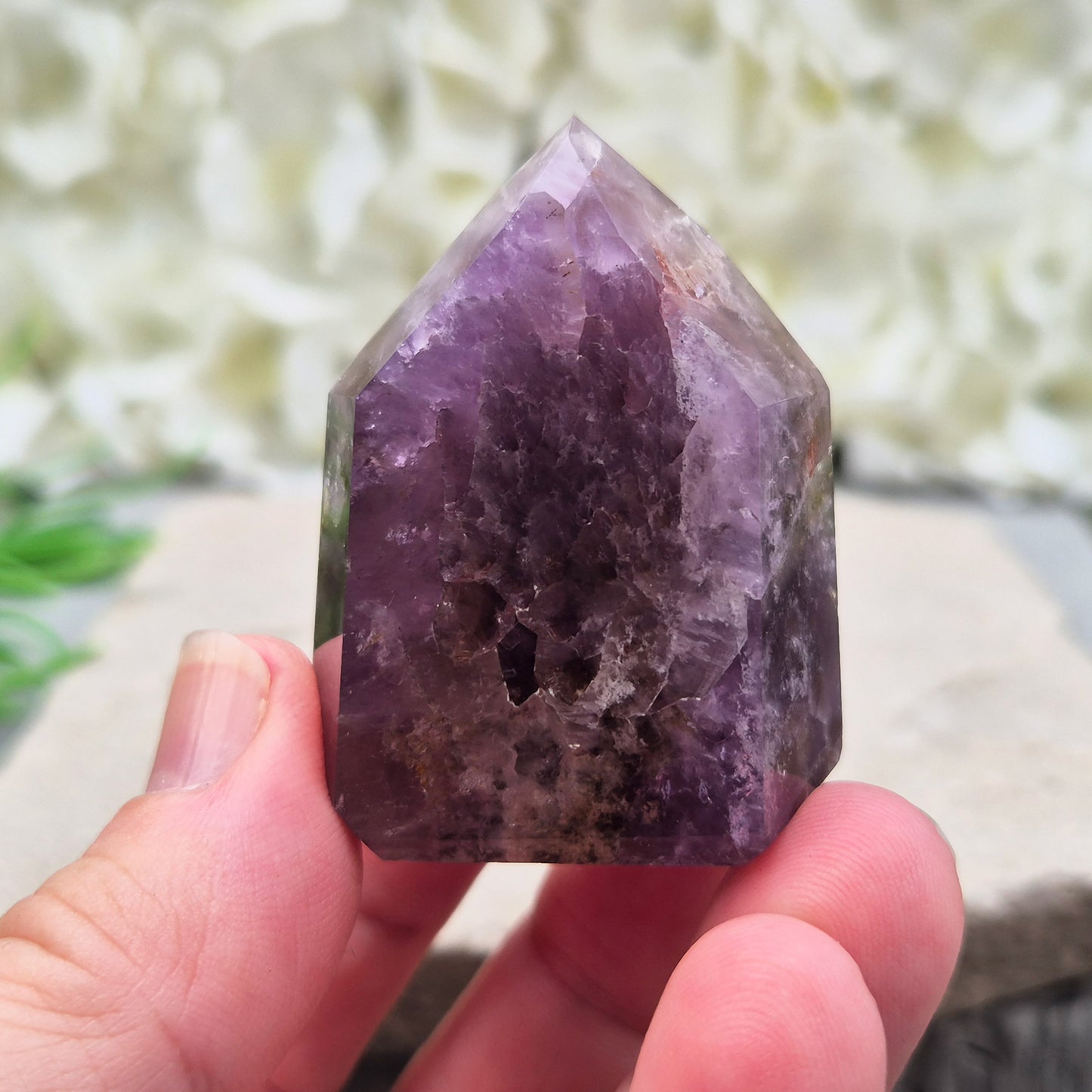 Natural Super Seven standing point (Melody Stone) with amethyst, smoky quartz and rare inclusions. High-vibration crystal for meditation, energy work and grids.