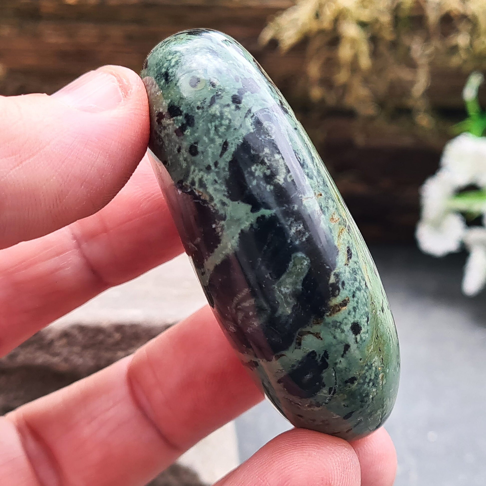 Kambaba Jasper palm stone: Reduce anxiety, heal emotionally, and protect your energy. Perfect for meditation and personal growth.