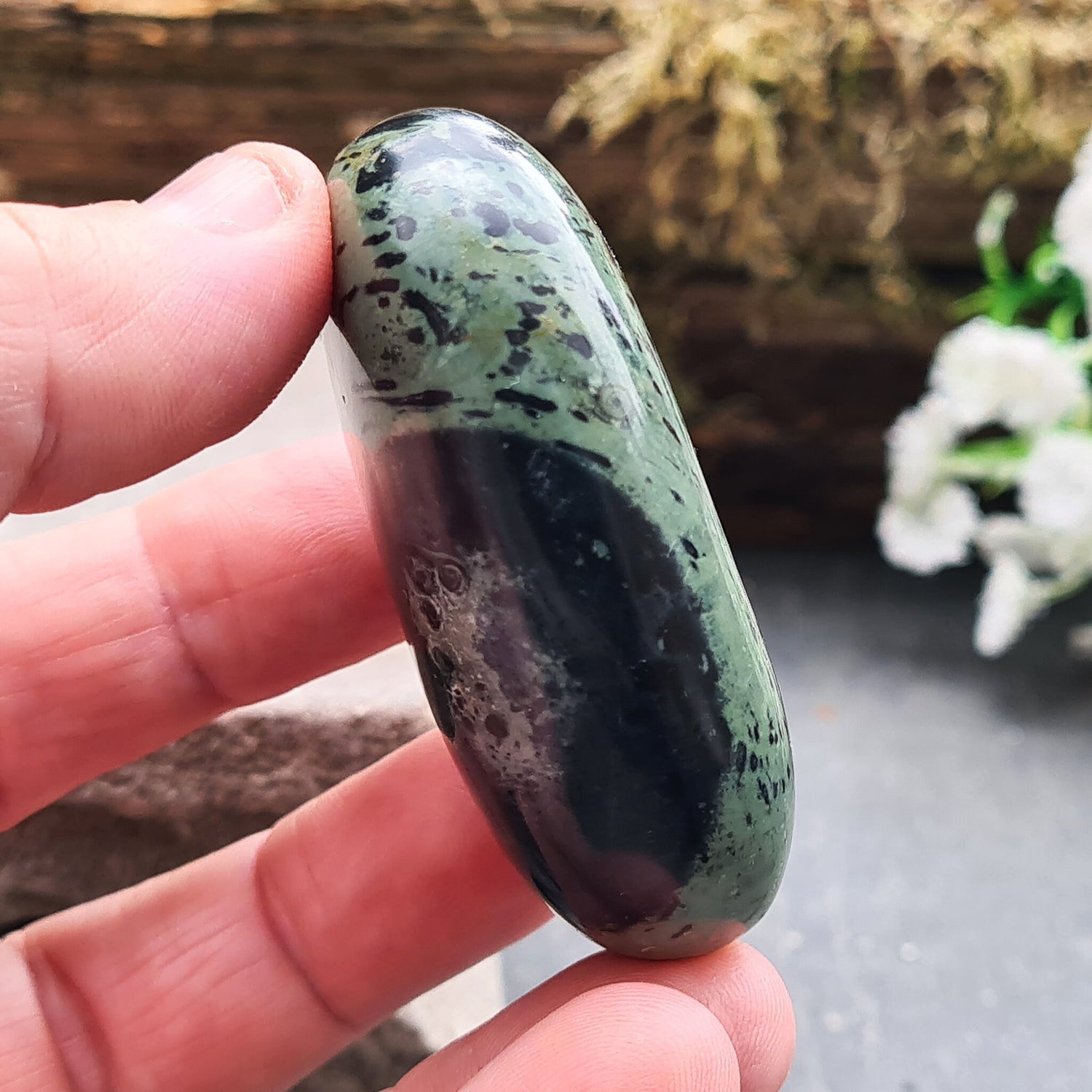 Kambaba Jasper palm stone: Reduce anxiety, heal emotionally, and protect your energy. Perfect for meditation and personal growth.