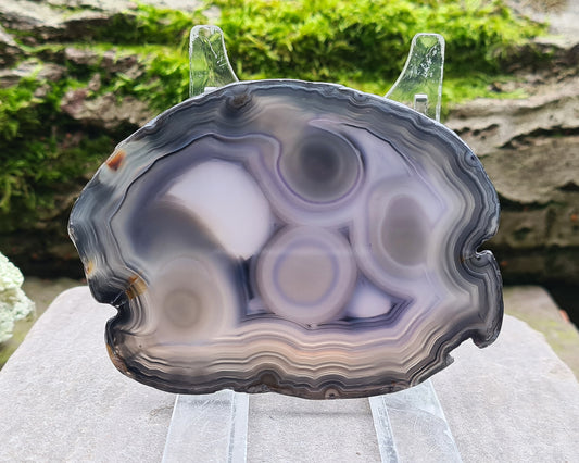 Agate Slice from Brazil, with stunning patterning and colouring. The edges have been left natural, the rest of the slice is polished. Stand not included.