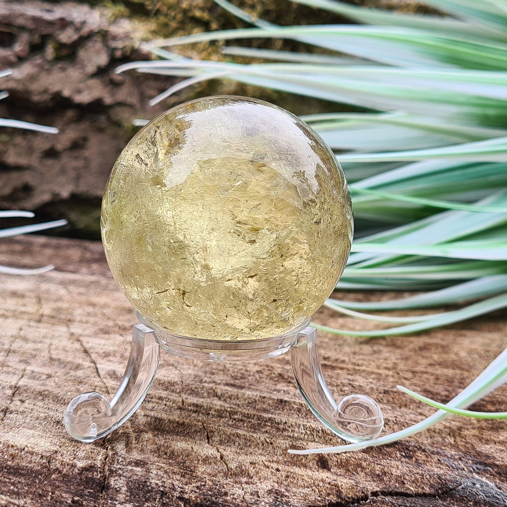 Golden Yellow Quartz sphere that boosts positivity, clarity and confidence. A warm, uplifting crystal for solar plexus balance, motivation and daily energy.