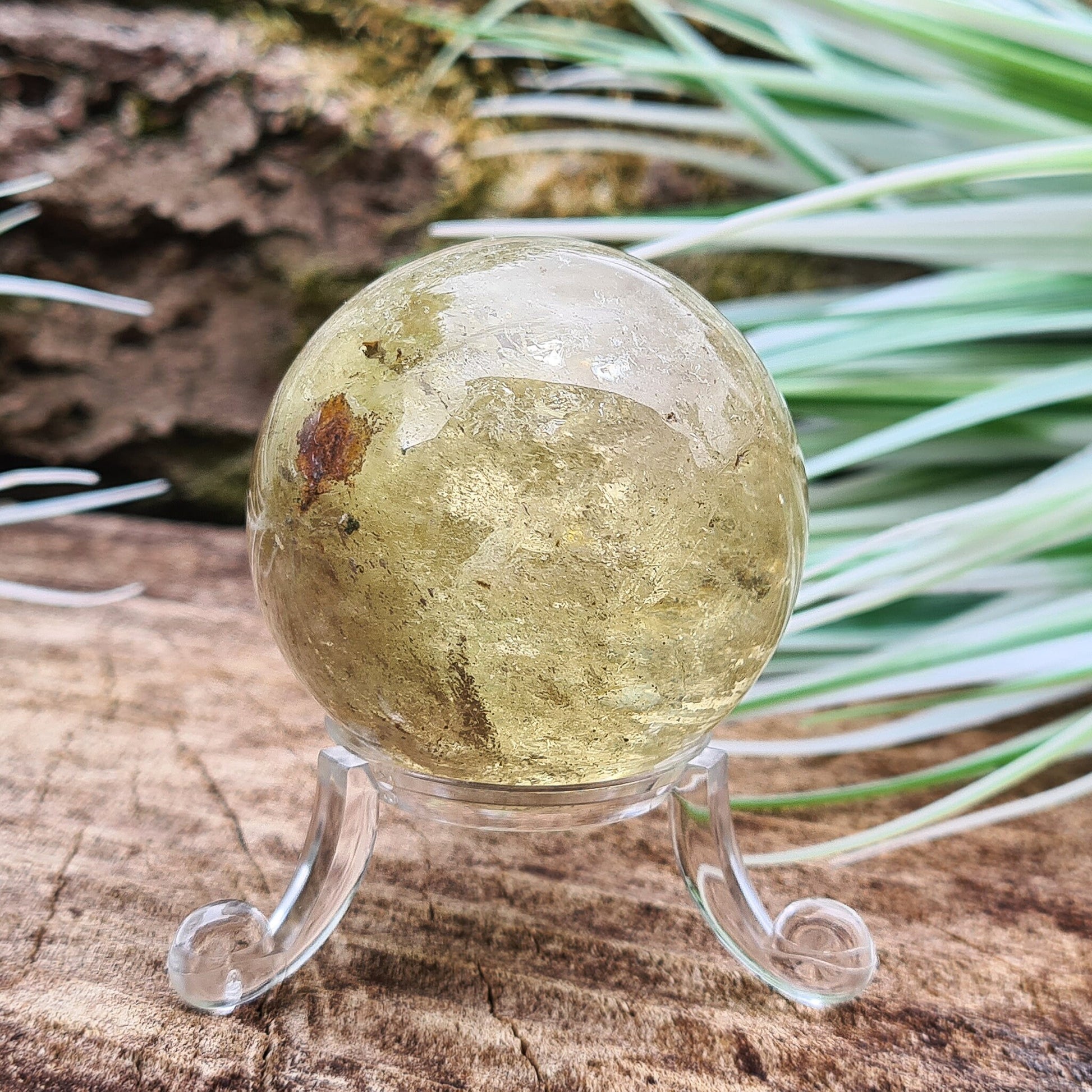 Golden Yellow Quartz sphere that boosts positivity, clarity and confidence. A warm, uplifting crystal for solar plexus balance, motivation and daily energy.