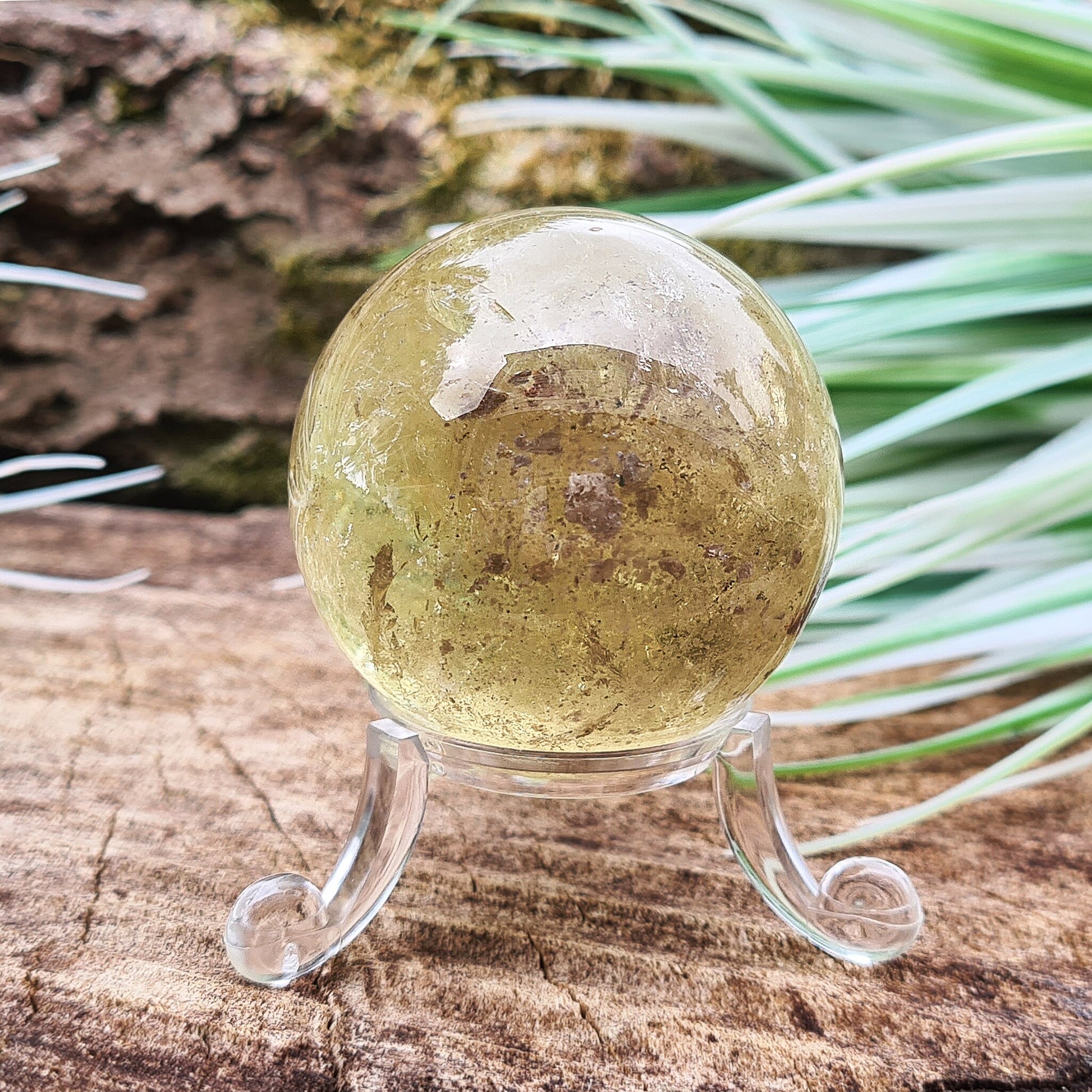 Golden Yellow Quartz sphere that boosts positivity, clarity and confidence. A warm, uplifting crystal for solar plexus balance, motivation and daily energy.