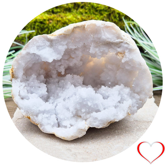 White Quartz Crystal Geode Half, from Morocco. Lovely sparkling white quartz crystal formations. It can sit on its own on an even surface.

Weight - 547 gm, Length - 11 cm, Width - 8 cm at widest, height - 9 cm