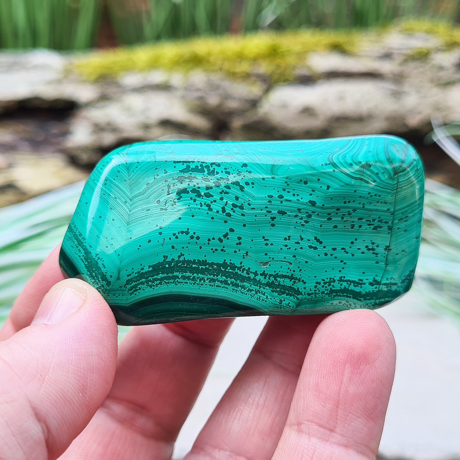 Make positive life changes, release negative emotions, and heal past traumas with Malachite crystal energy. Ideal for meditation and connecting with nature.
