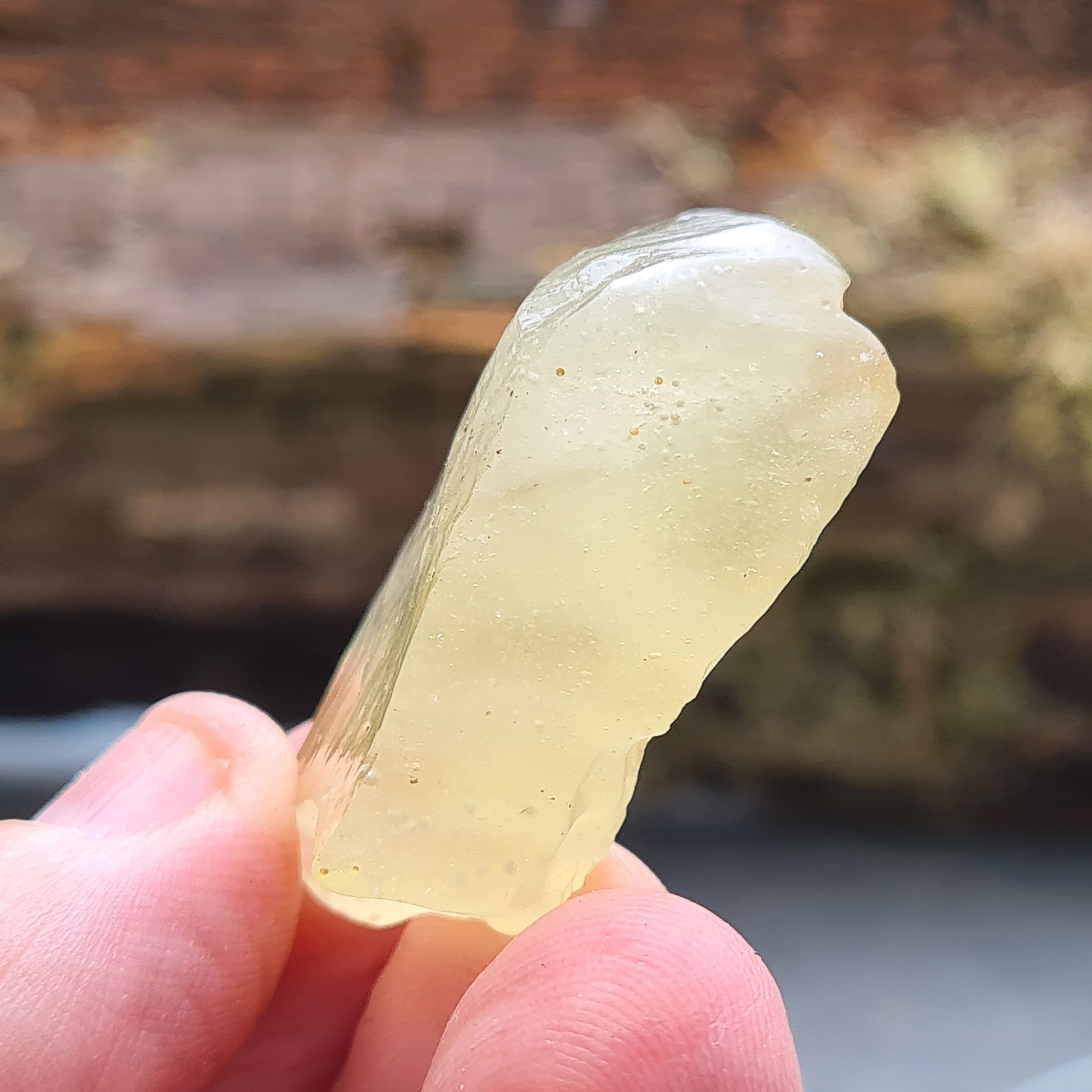 High grade Libyan Desert Glass crystal. Rare natural tektite from the Sahara Desert, valued for its origin, beauty and energetic properties.