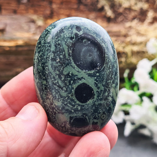 Kambaba Jasper: Grounding and calming crystal to stabilize emotions, reduce stress, and reconnect with Earth's natural energies.