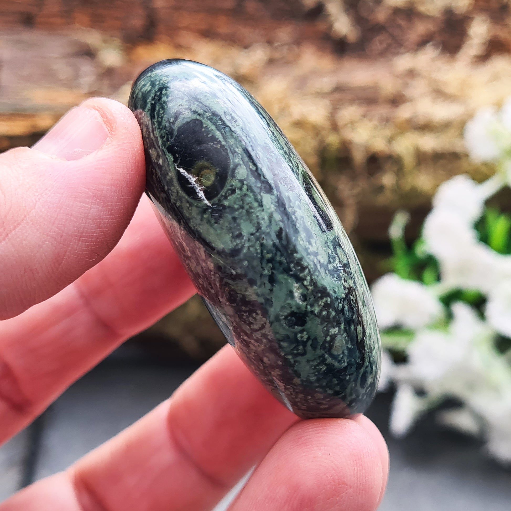 Kambaba Jasper: Grounding and calming crystal to stabilize emotions, reduce stress, and reconnect with Earth's natural energies.