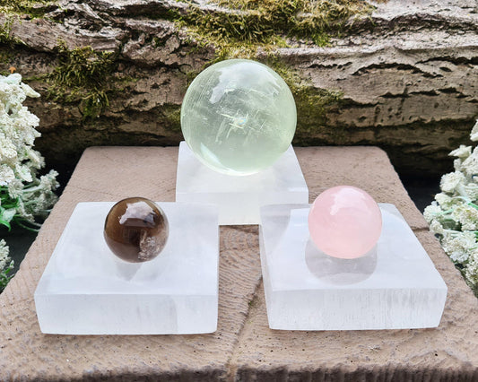 Display your crystal balls/spheres in style and have them ready cleansed and charged for use with this selenite crystal ball stand. 