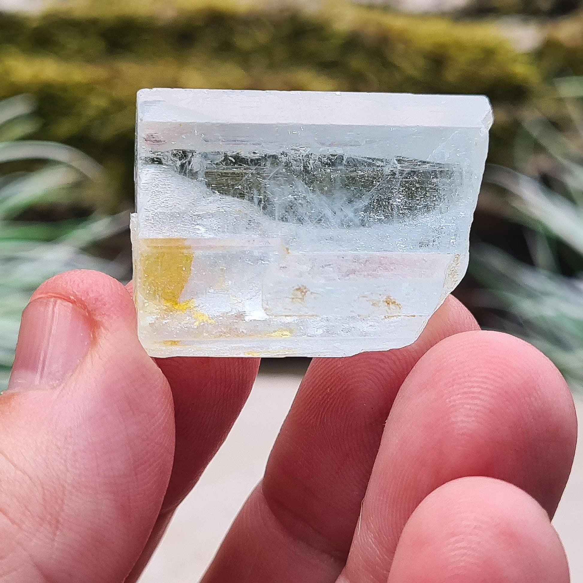 Unlock the healing power of Aquamarine crystal. Boost courage, reduce stress, and create harmony. Clear confusion, sharpen intellect, and improve communication.