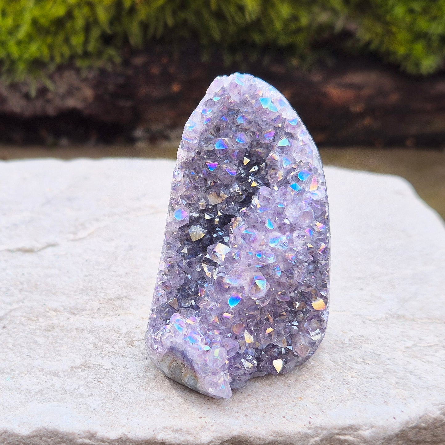 Sparkling Angel Aura Amethyst Self-Standing Geode from Uruguay. This stunning Mini Angel Aura Amethyst Geode features a flat base, allowing it to stand securely on any even surface. 