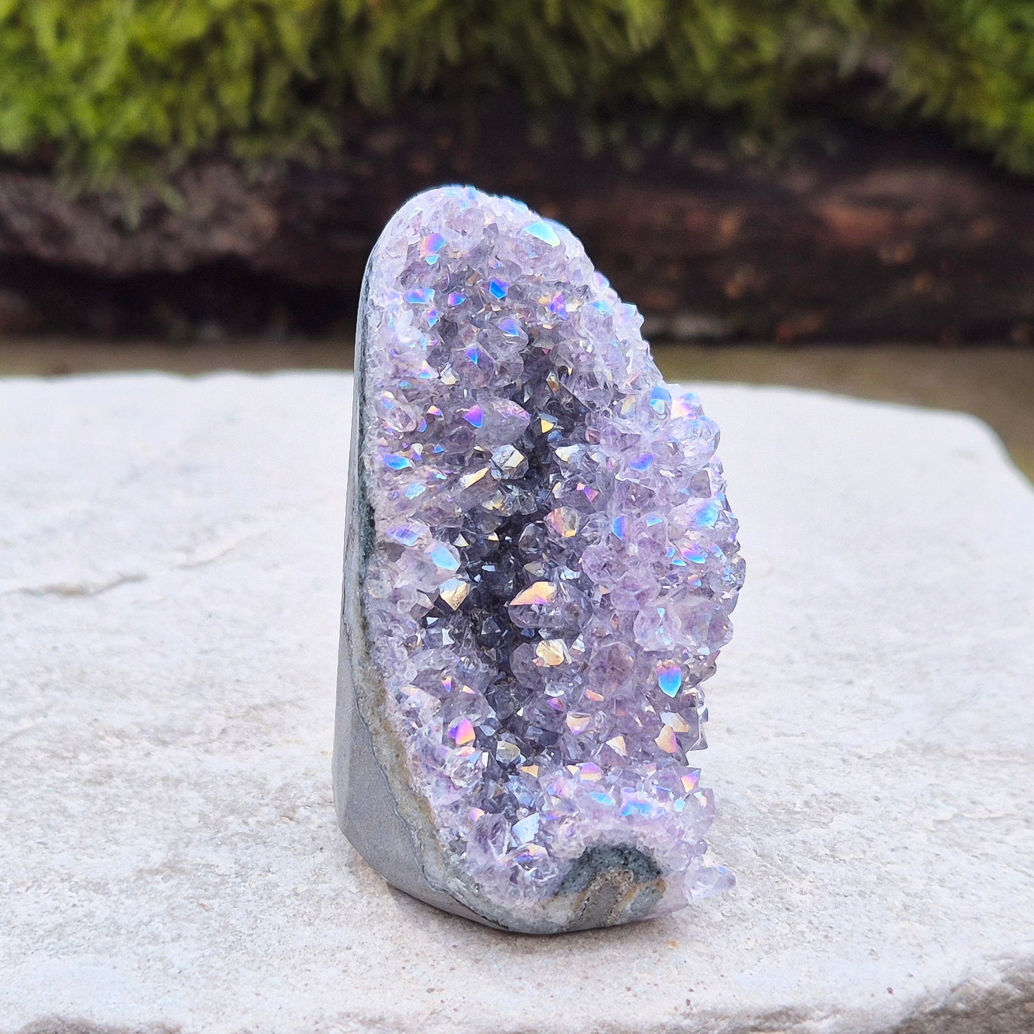 Sparkling Angel Aura Amethyst Self-Standing Geode from Uruguay. This stunning Mini Angel Aura Amethyst Geode features a flat base, allowing it to stand securely on any even surface. 