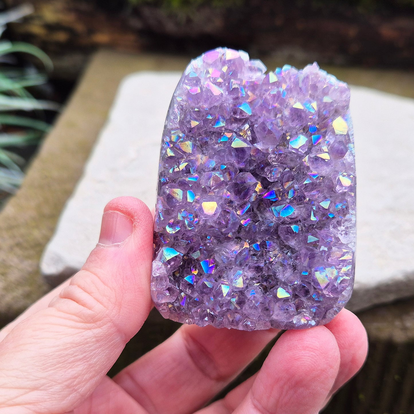 Sparkling Angel Aura Amethyst Self-Standing Geode from Uruguay. This stunning Mini Angel Aura Amethyst Geode features a flat base, allowing it to stand securely on any even surface. 