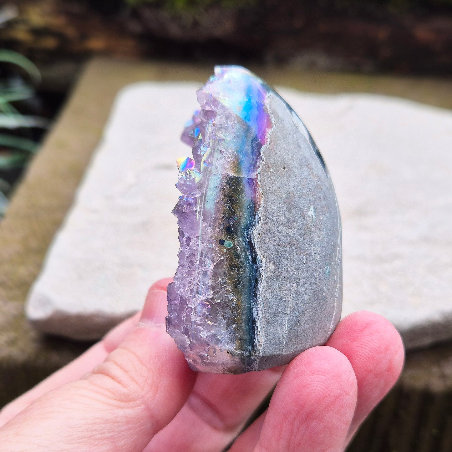 Sparkling Angel Aura Amethyst Self-Standing Geode from Uruguay. This stunning Mini Angel Aura Amethyst Geode features a flat base, allowing it to stand securely on any even surface. 