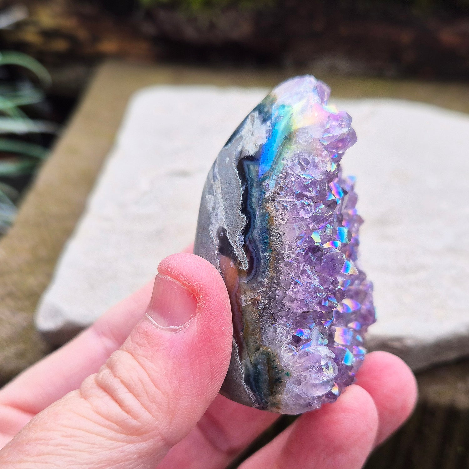 Sparkling Angel Aura Amethyst Self-Standing Geode from Uruguay. This stunning Mini Angel Aura Amethyst Geode features a flat base, allowing it to stand securely on any even surface. 