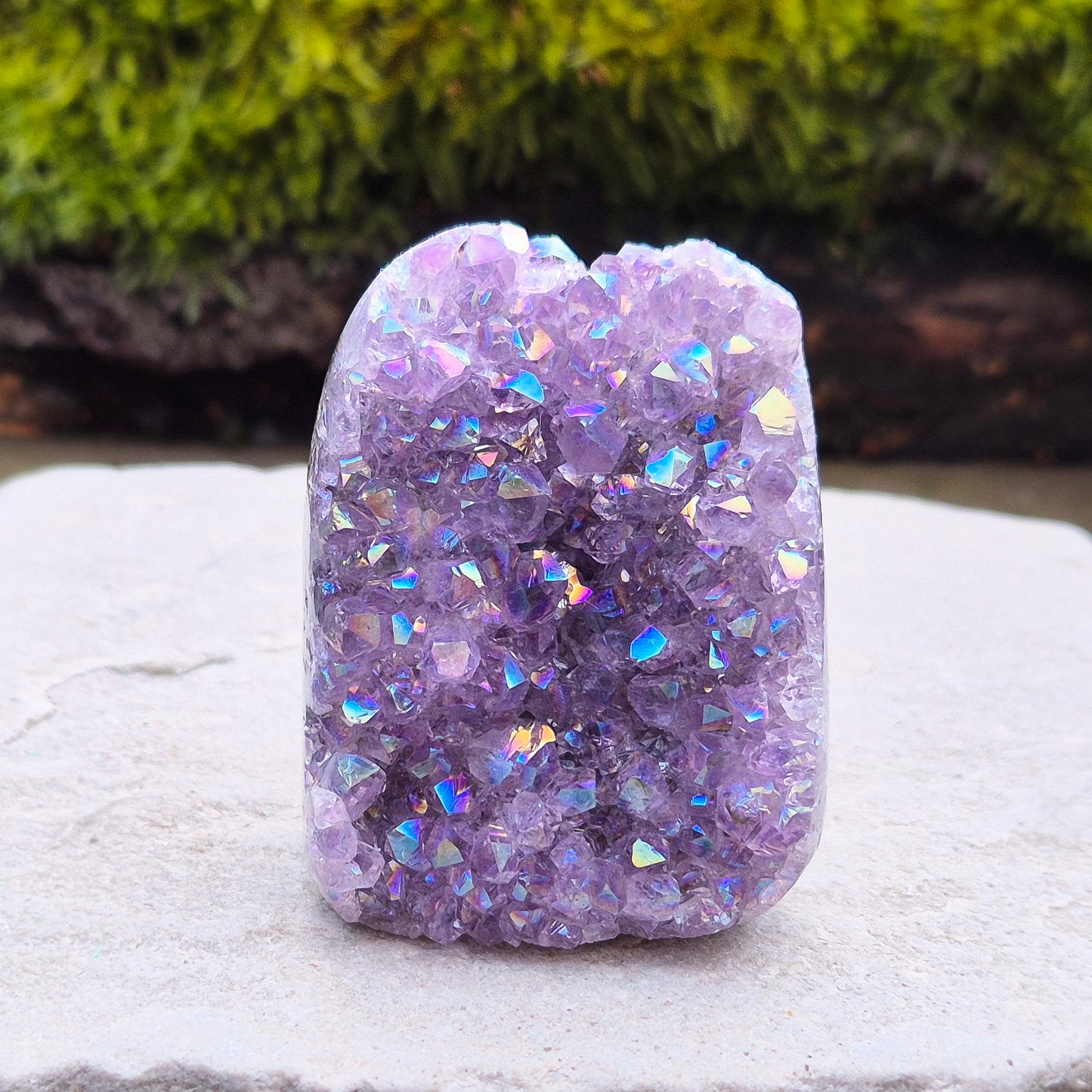 Sparkling Angel Aura Amethyst Self-Standing Geode from Uruguay. This stunning Mini Angel Aura Amethyst Geode features a flat base, allowing it to stand securely on any even surface. 