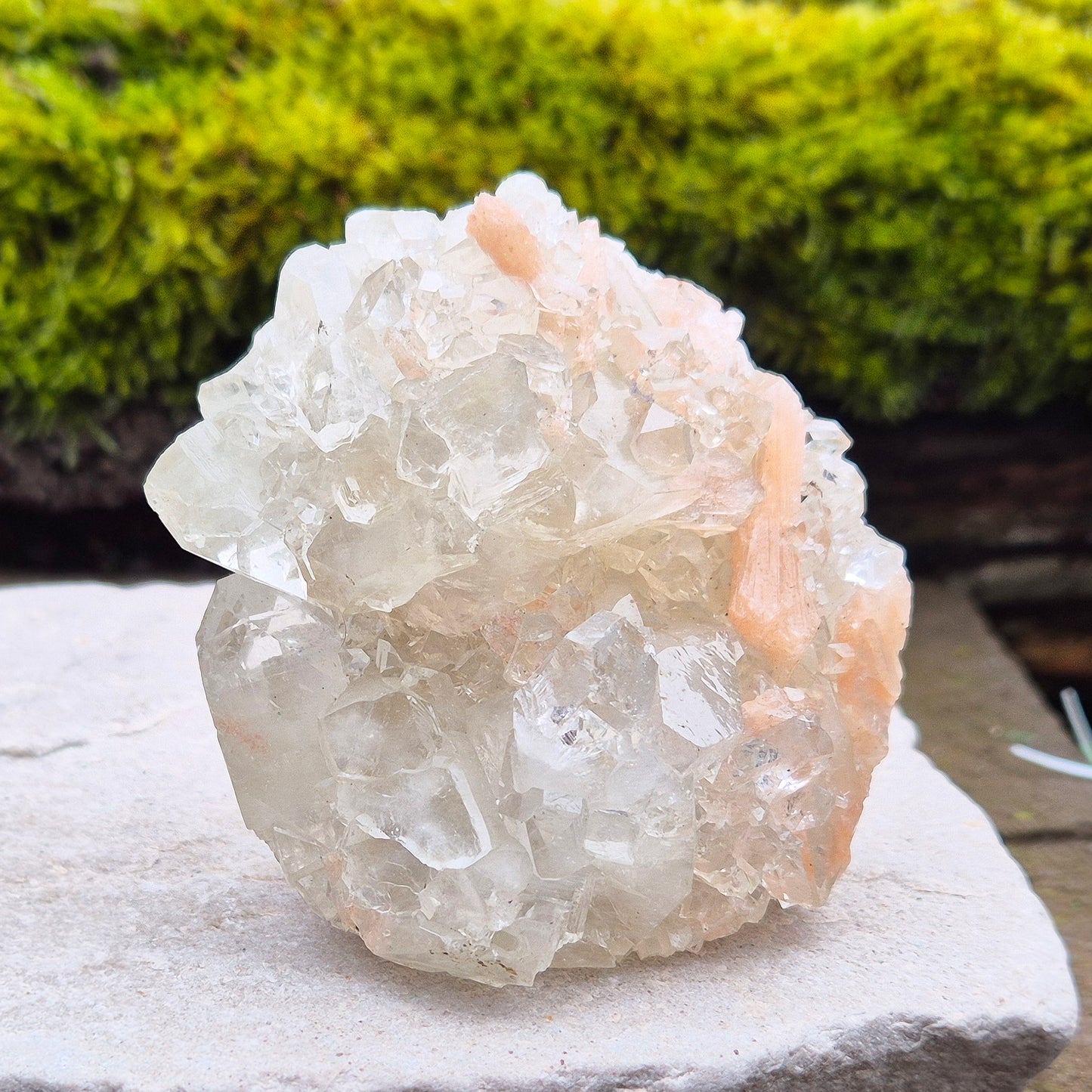 Apophyllite Crystal Cluster – A High-Vibrational Crystal for Focus, Balance & a Harmonious Space