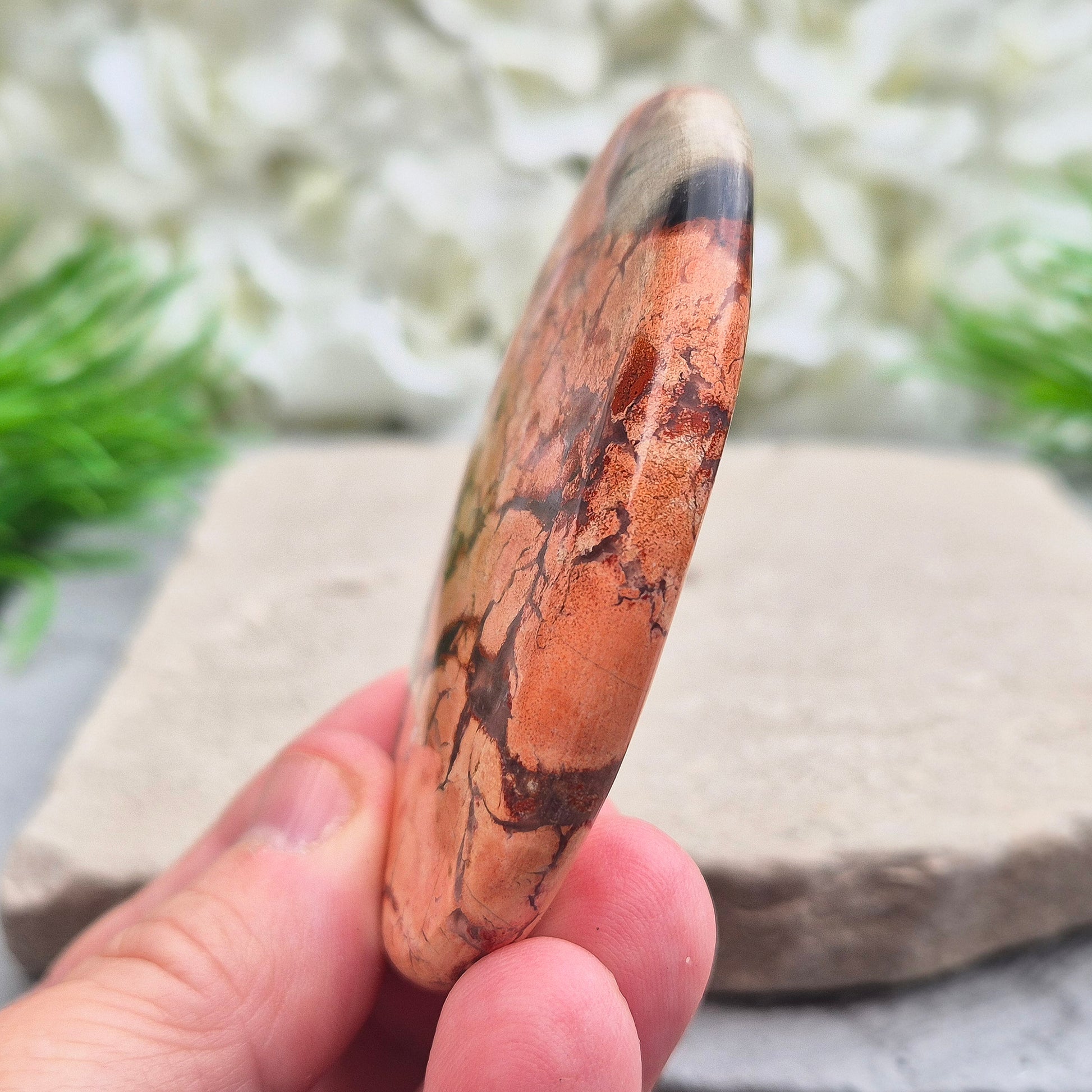 Poppy Jasper palm stone from USA. Boosts vitality, passion, insight and determination. Grounds and balances your energy when you need a lift.