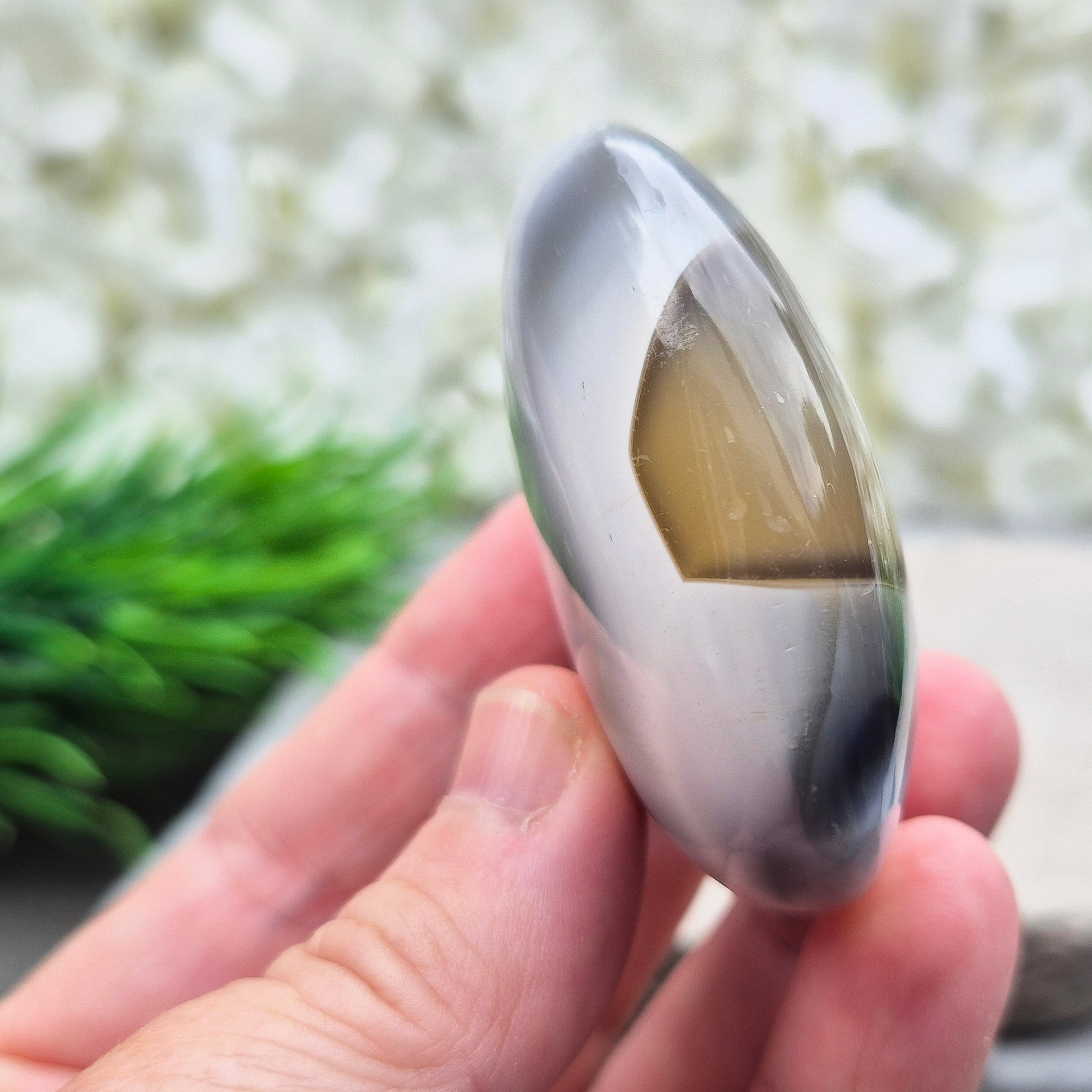 Orca Agate Crystal Pebble. This beautiful Orca Agate crystal, also known as Grey Agate, comes from Madagascar and is named after the Orca whale. It has striking brown/grey and white patterning and colouring. 