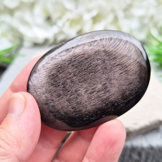 Violet Hypersthene palm stone – grounds emotions, supports focus, and strengthens inner resilience, making it a powerful ally for growth. 