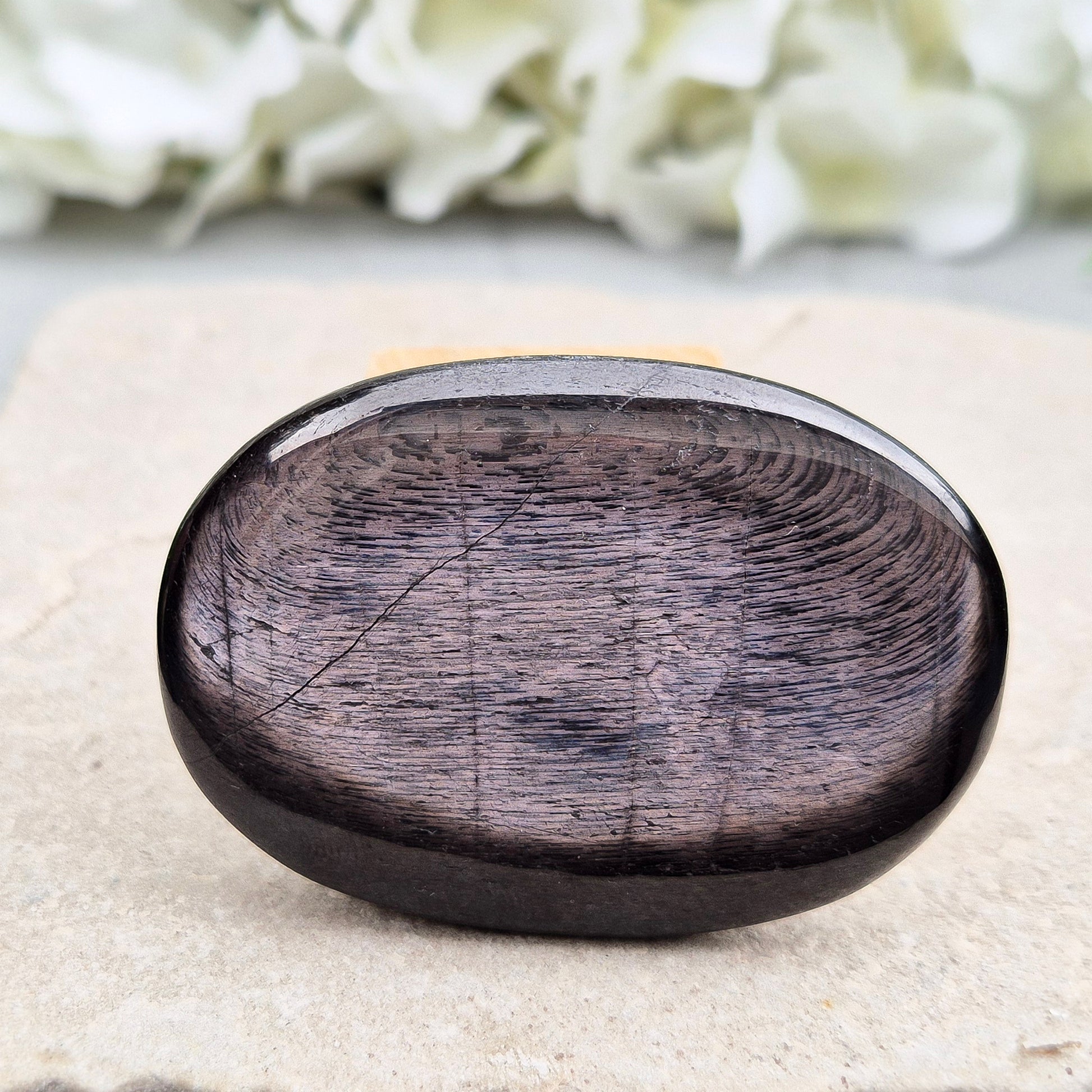 Violet Hypersthene palm stone – grounds emotions, supports focus, and strengthens inner resilience, making it a powerful ally for growth. 