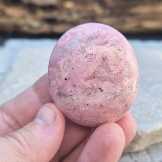 Rhodonite palm stone with bubblegum pink tones. Supports emotional healing, self-love, and balance. Ideal for meditation, energy work, or daily calm
