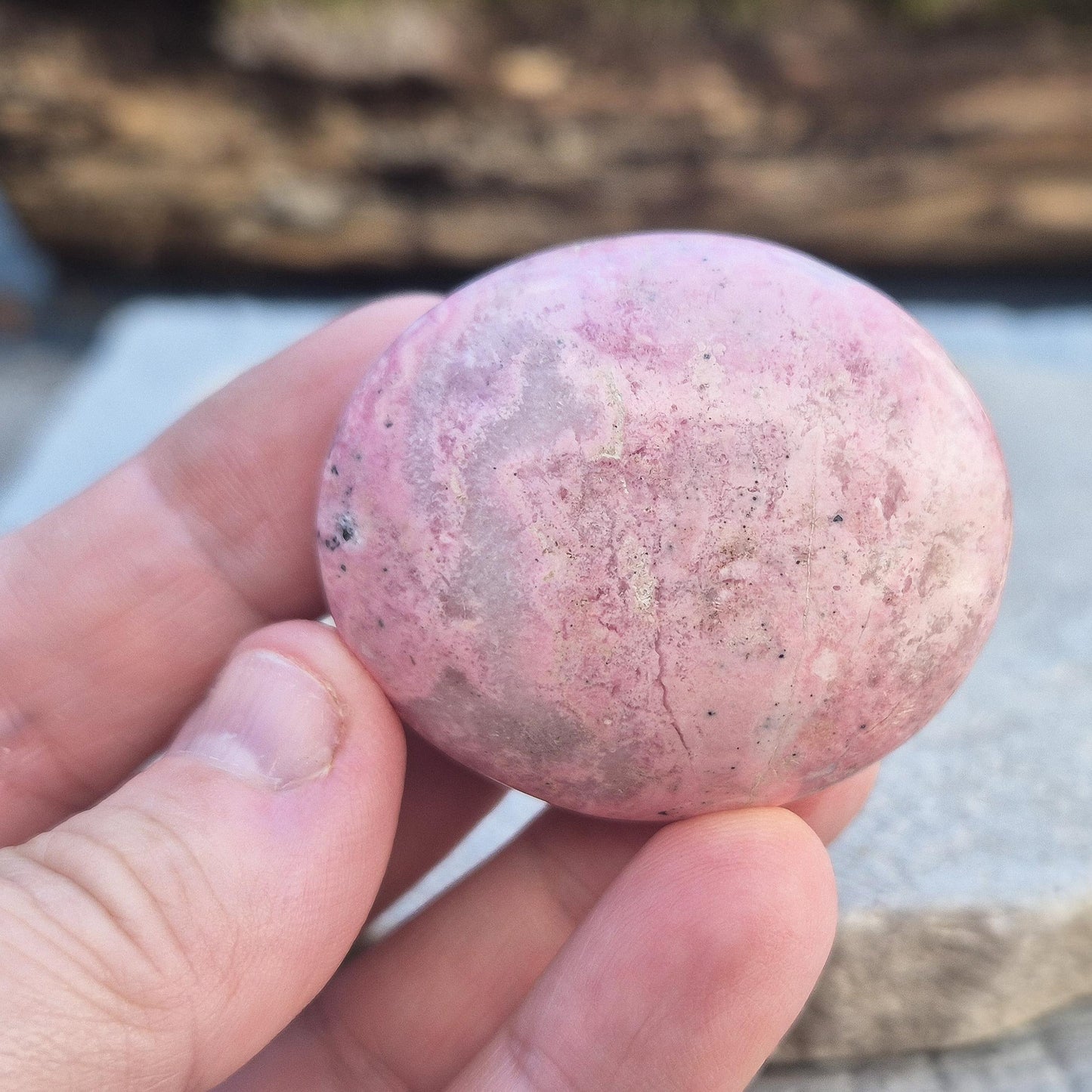 Rhodonite palm stone with bubblegum pink tones. Supports emotional healing, self-love, and balance. Ideal for meditation, energy work, or daily calm
