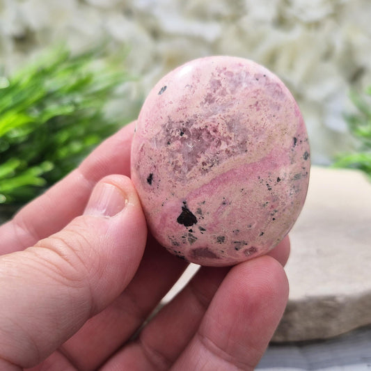 Rhodonite Palm Stone – Polished Bubblegum Pink Crystal | Meditation, Emotional Harmony & Self-Reflection
