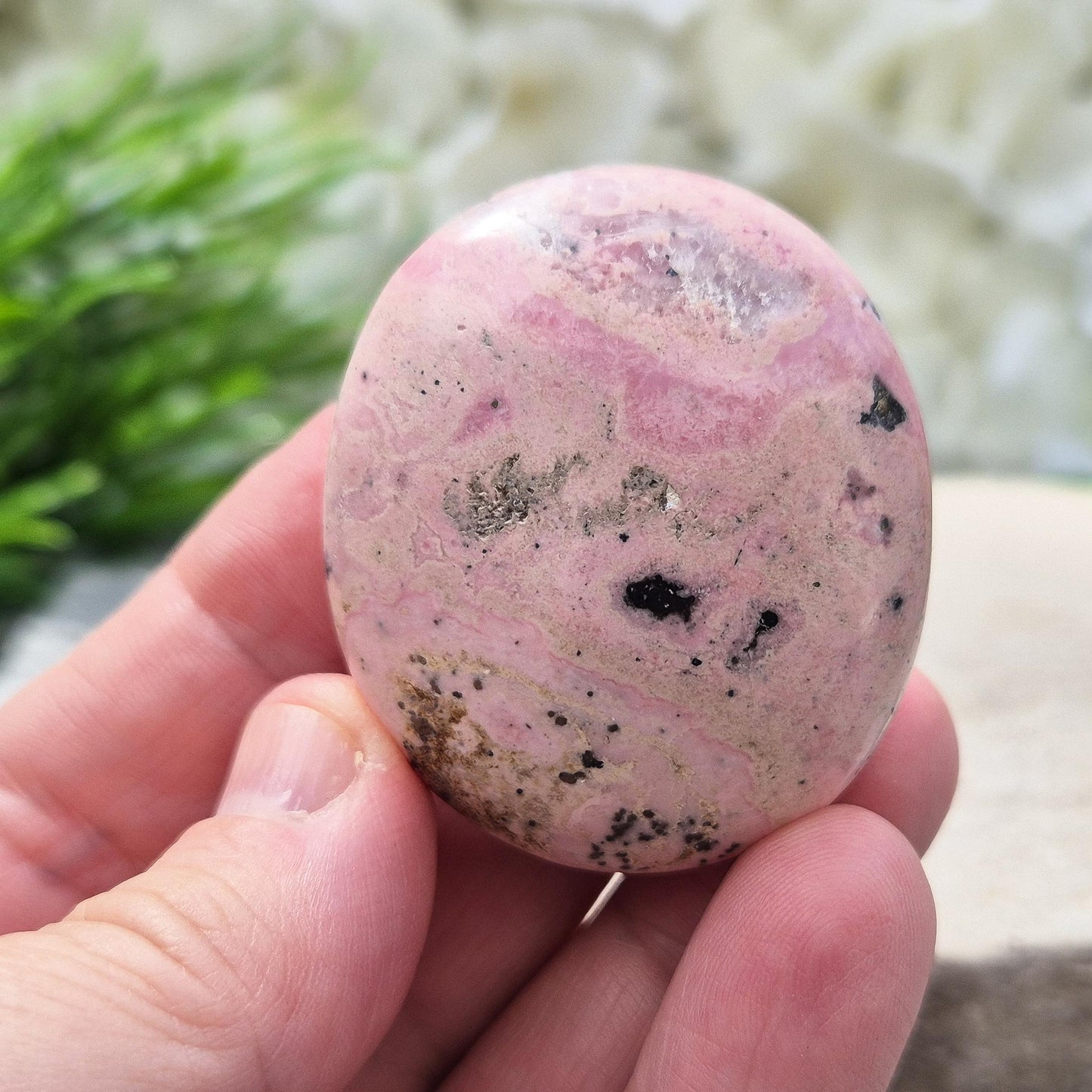 Rhodonite Palm Stone – Polished Bubblegum Pink Crystal | Meditation, Emotional Harmony & Self-Reflection